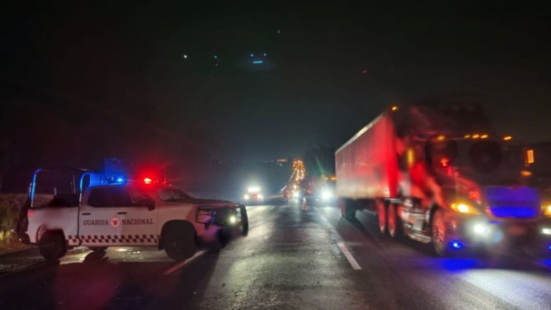 La Guardia Nacional abandera un accidente vial en la México-Querétaro, a la altura del municipio de Polotitlán, Edomex