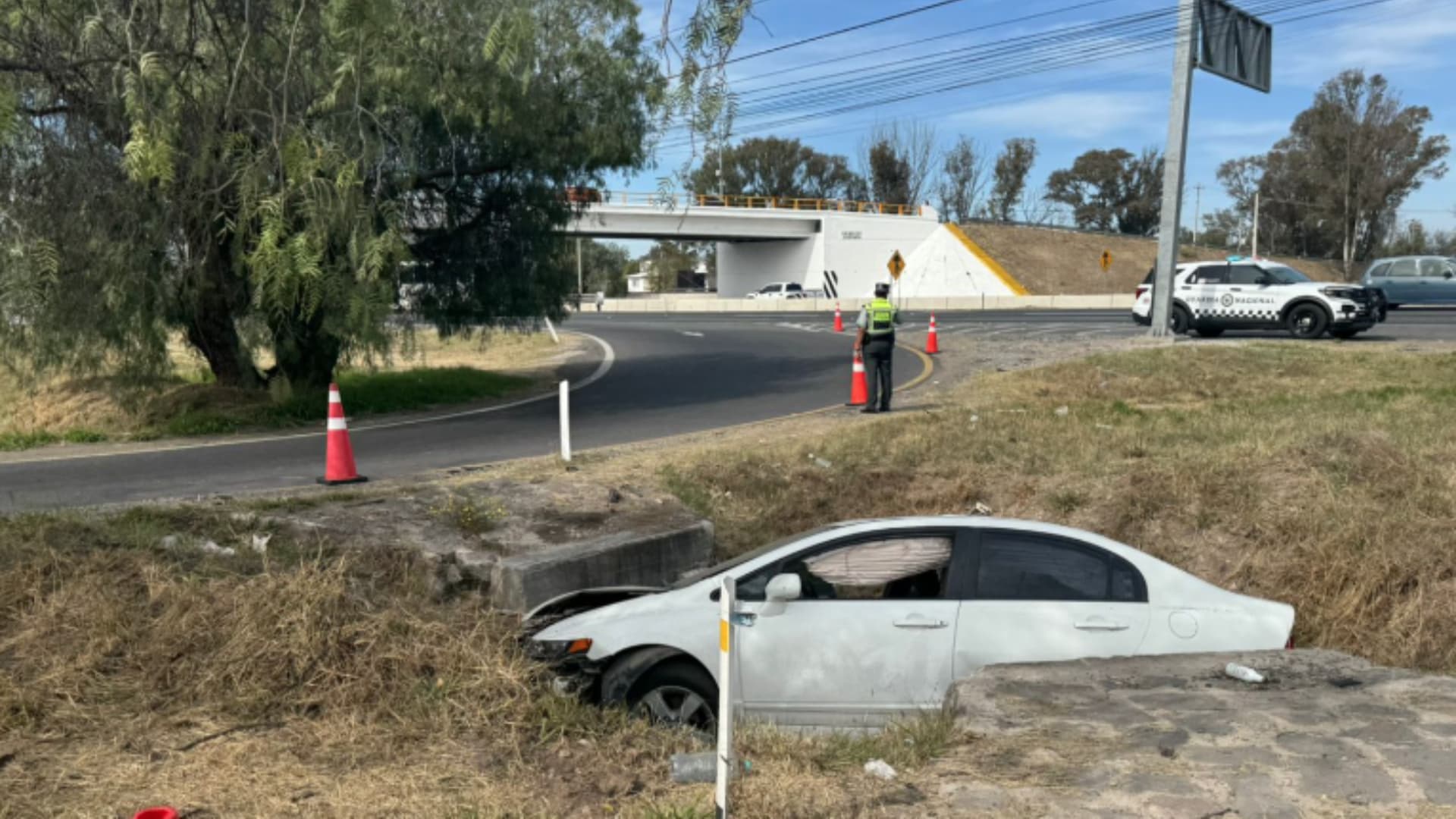 Un automovilista sufre un percance en la autopista México-Querétaro