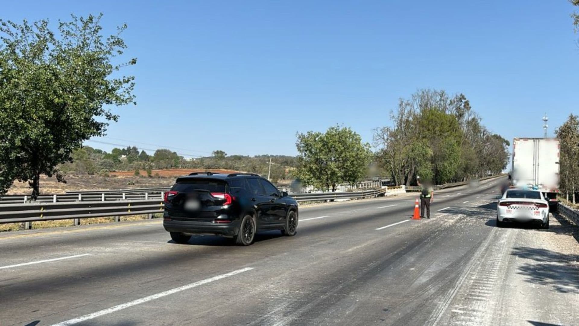 Un guardia nacional abandera un accidente en la autopista México-Querétaro