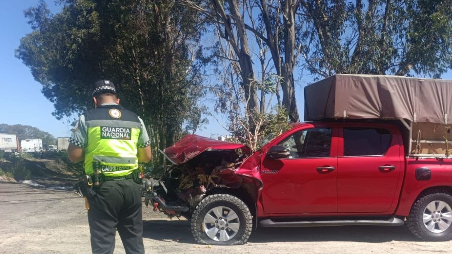 Un elementos de la Guardia Nacional resguarda la escena de un accidente en la México-Querétaro