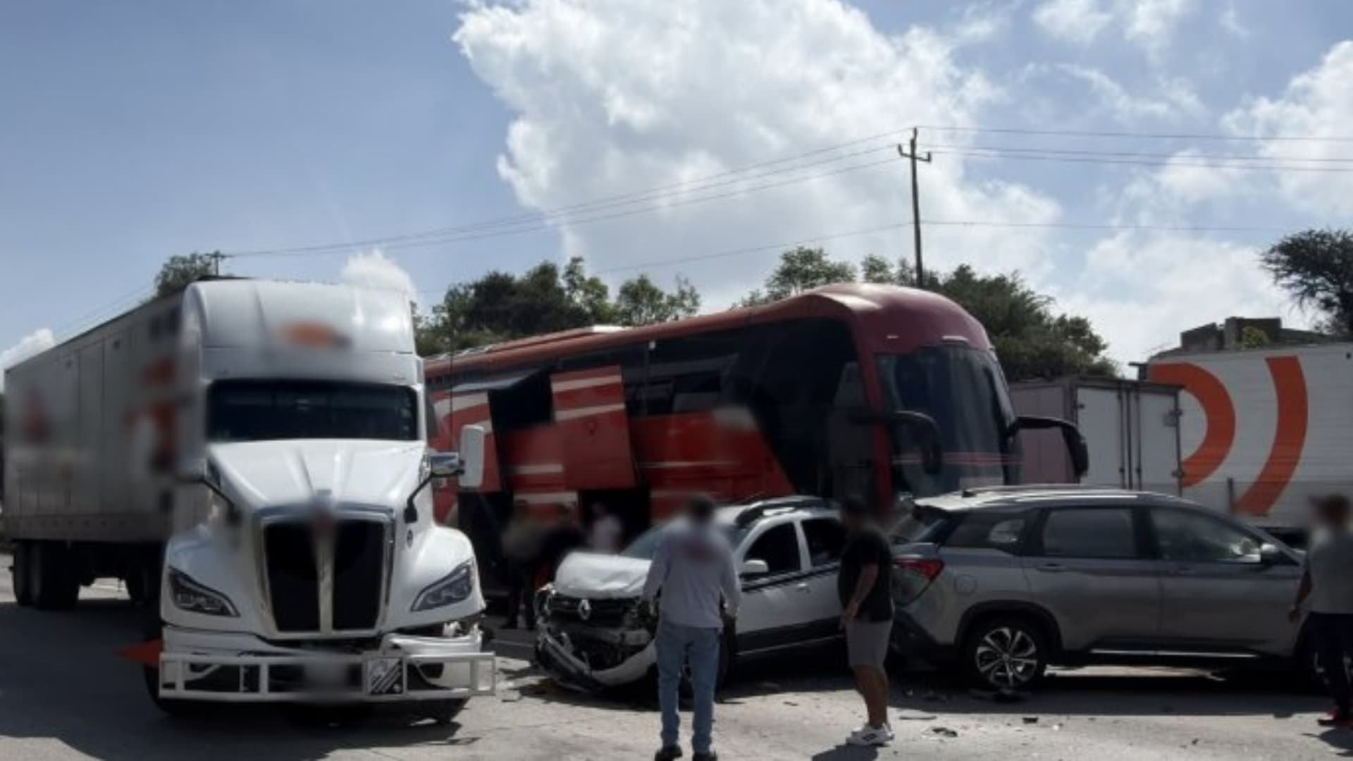 La Guardia Nacional abandera un accidente múltiple en la México-Querétaro