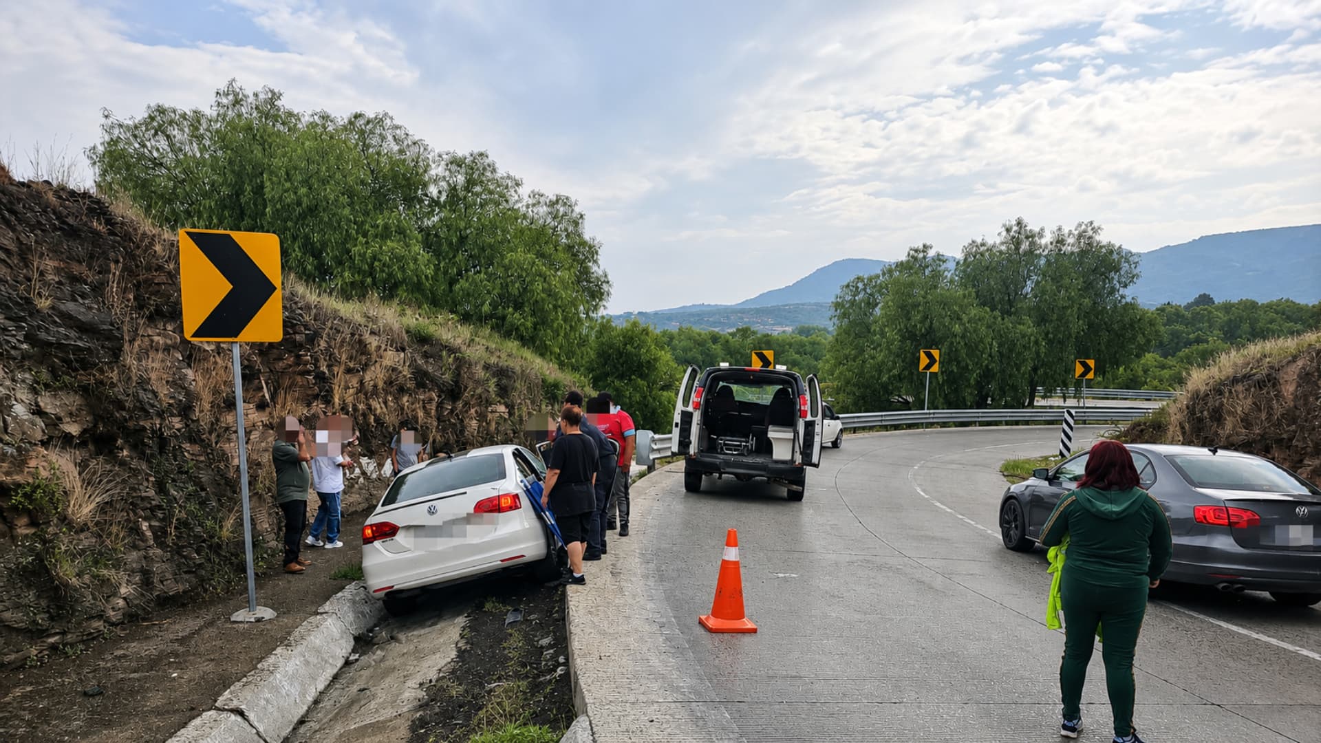 Elementos de la Guardian Nacional atienden un accidente vial en la México-Querétaro