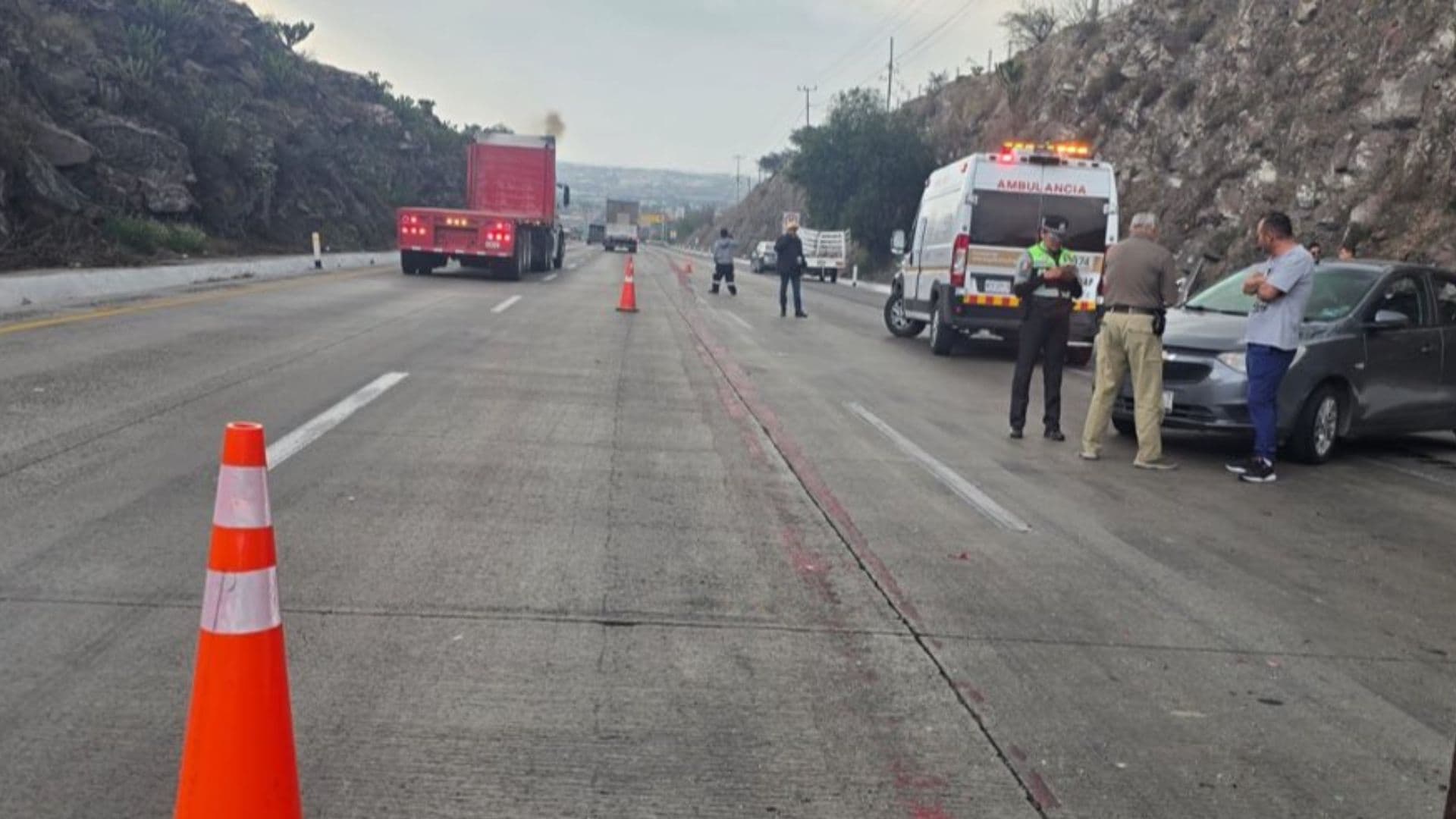 Presencia de afectados y guardias nacionales por accidente en la autopista México-Querétaro
