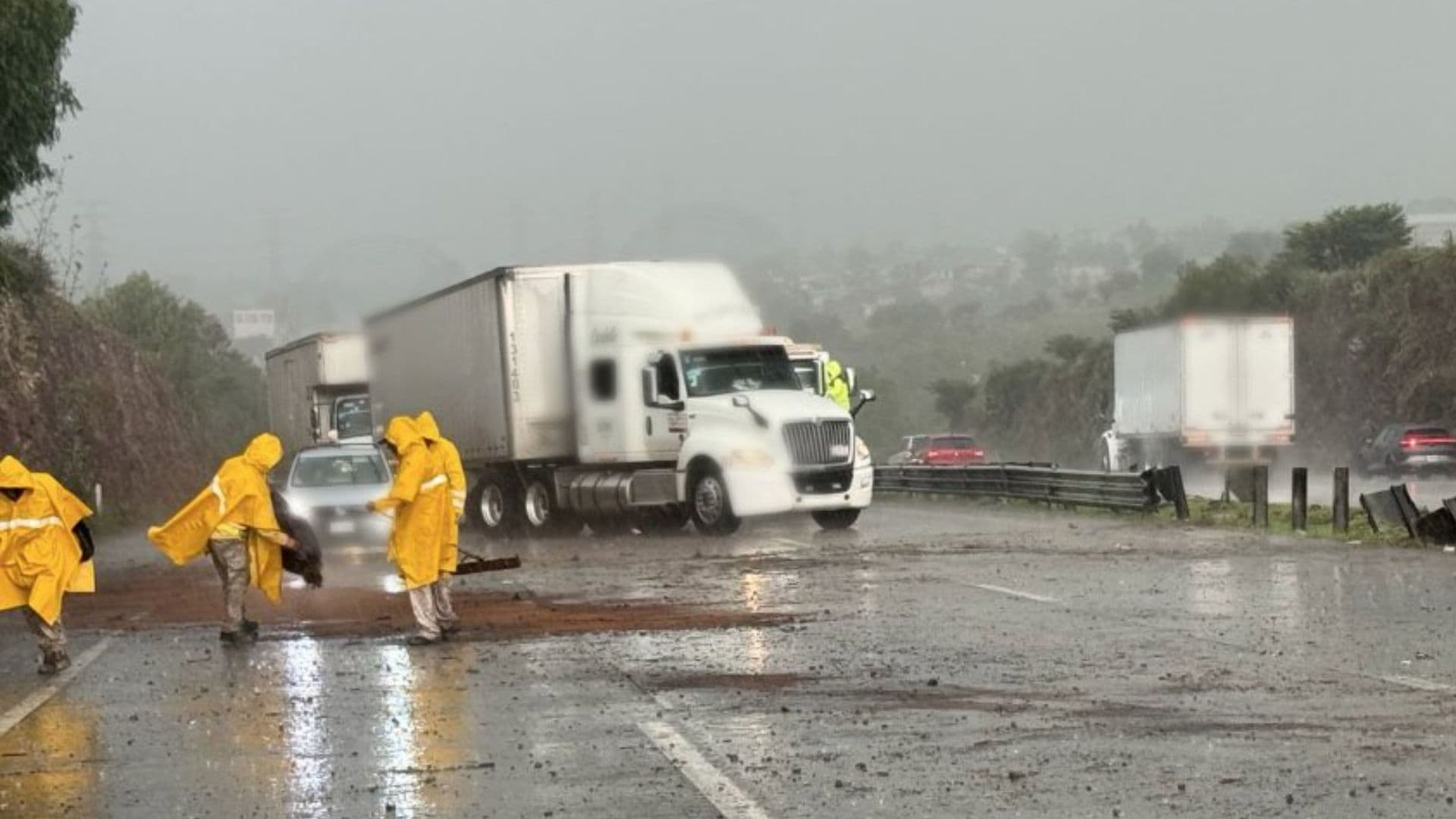 Equipos de emergencia atienden un accidente en la México-Querétaro