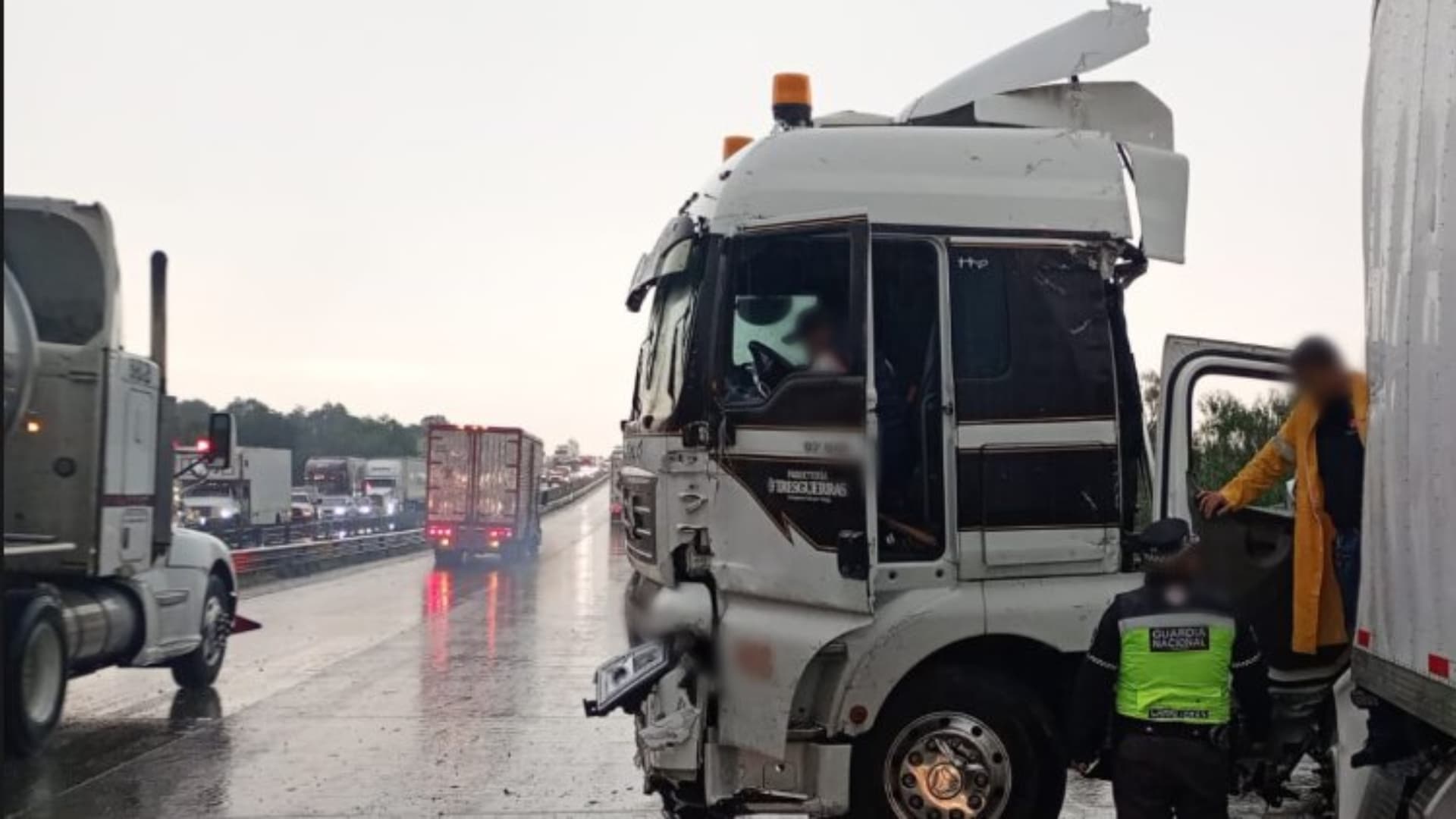 Un vehículo de carga sufre accidente en la México-Querétaro