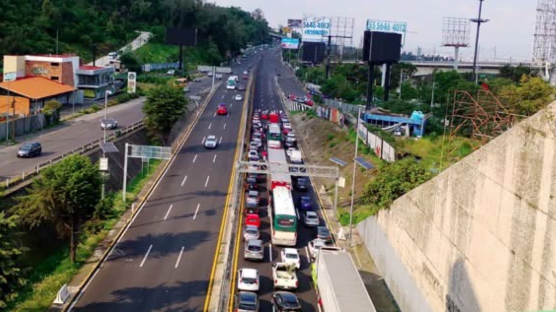 El bloqueo en la autopista México-Toluca provoca severo caos vial en la CDMX