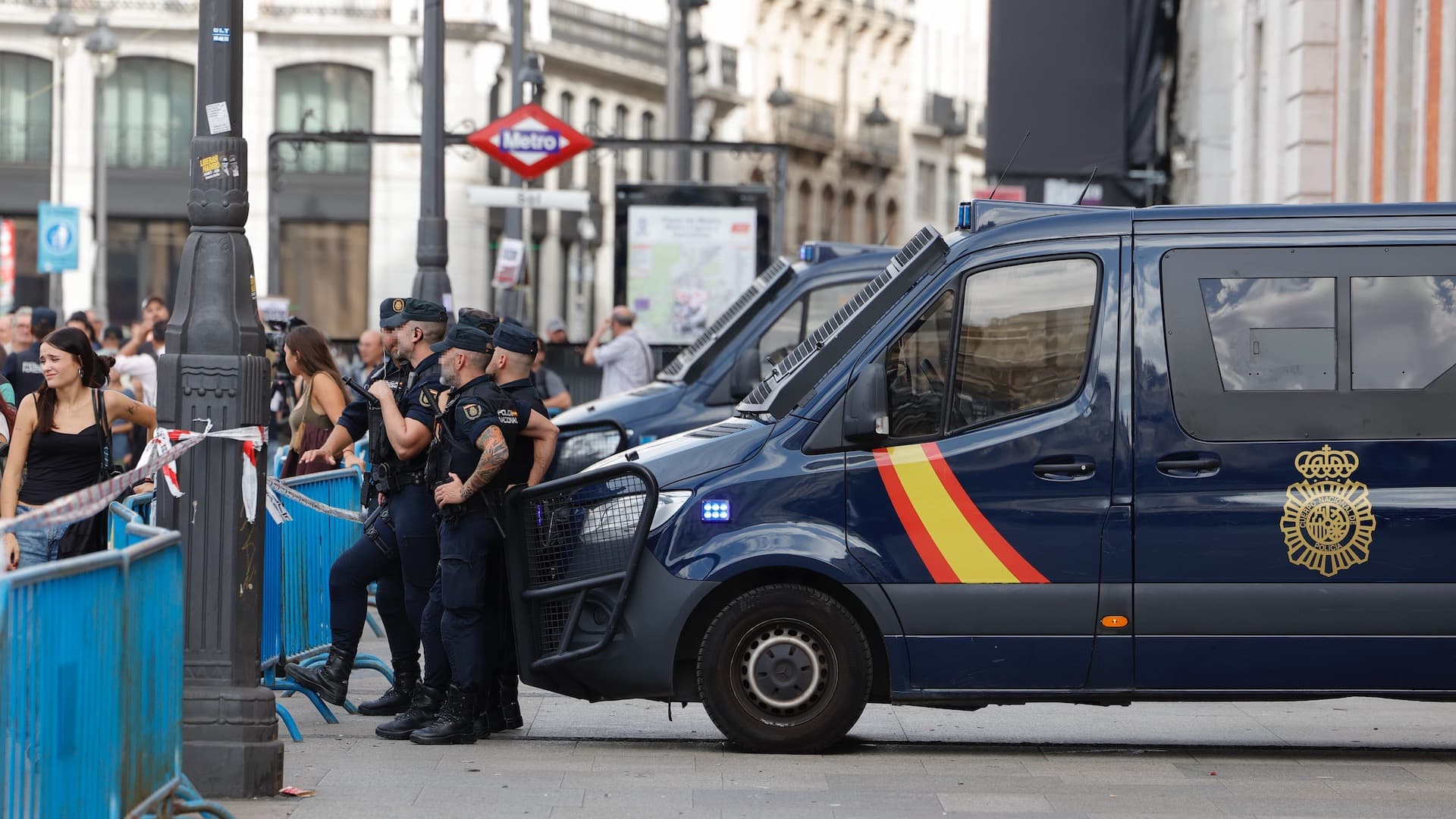 Policías vigilan acampada contra desalojos en Madrid