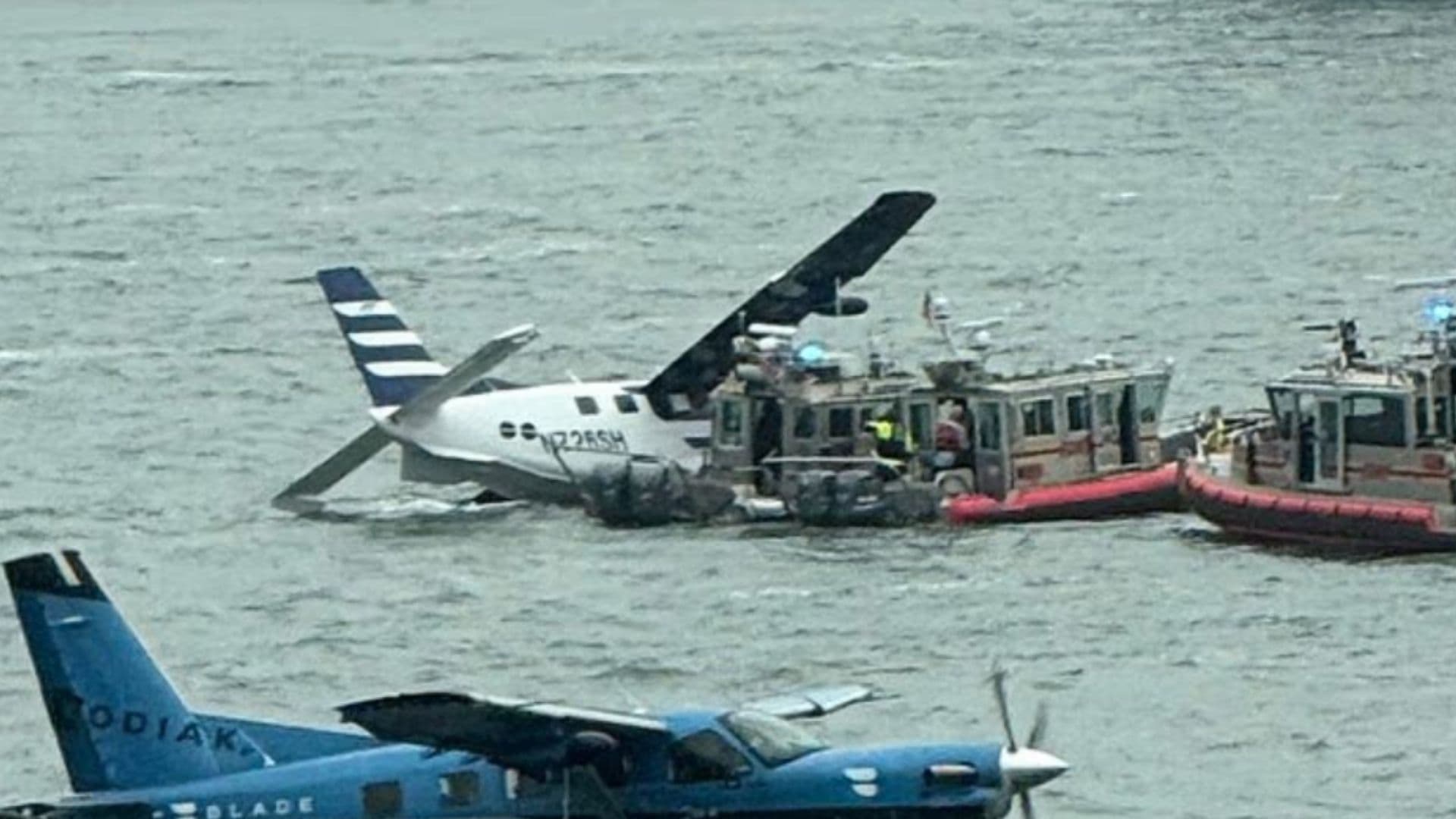Las imágenes captadas en el río muestran a la aeronave flotando en el agua con una de sus alas sumergida. Foto Dailymail