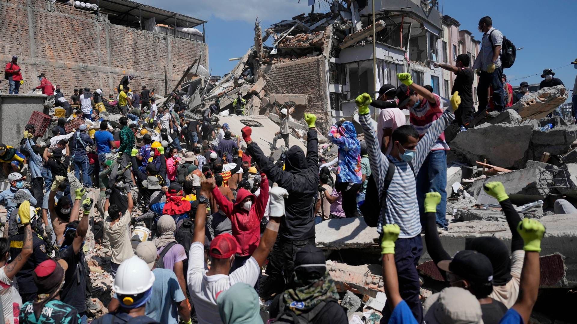 Personas retiran escombros y piden silencio en una zona donde podría haber un superviviente tras terremoto en Colombia. Foto: AP
