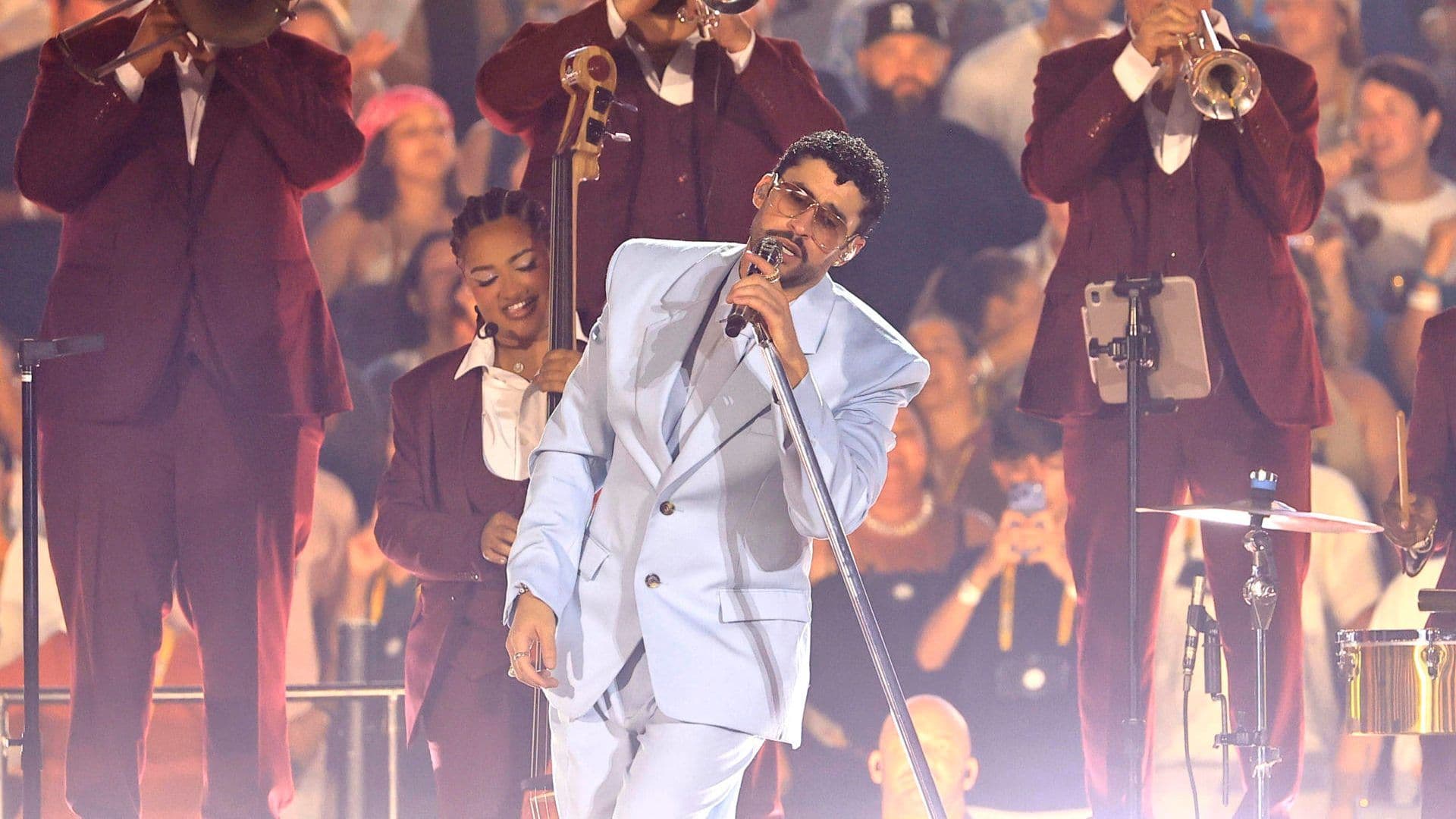 Bad Bunny en su primer concierto de regreso en Puerto Rico. Foto: EFE