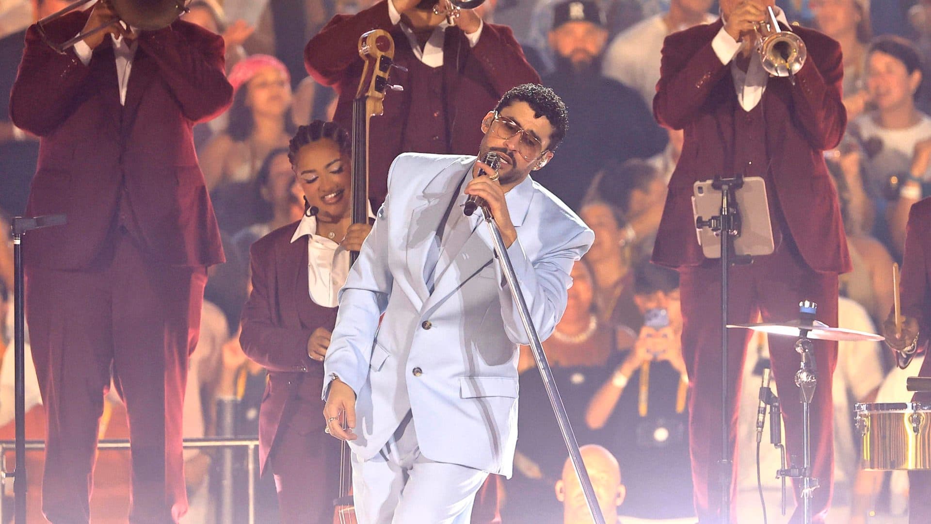 Bad Bunny en su primer concierto de regreso en Puerto Rico. Foto: EFE