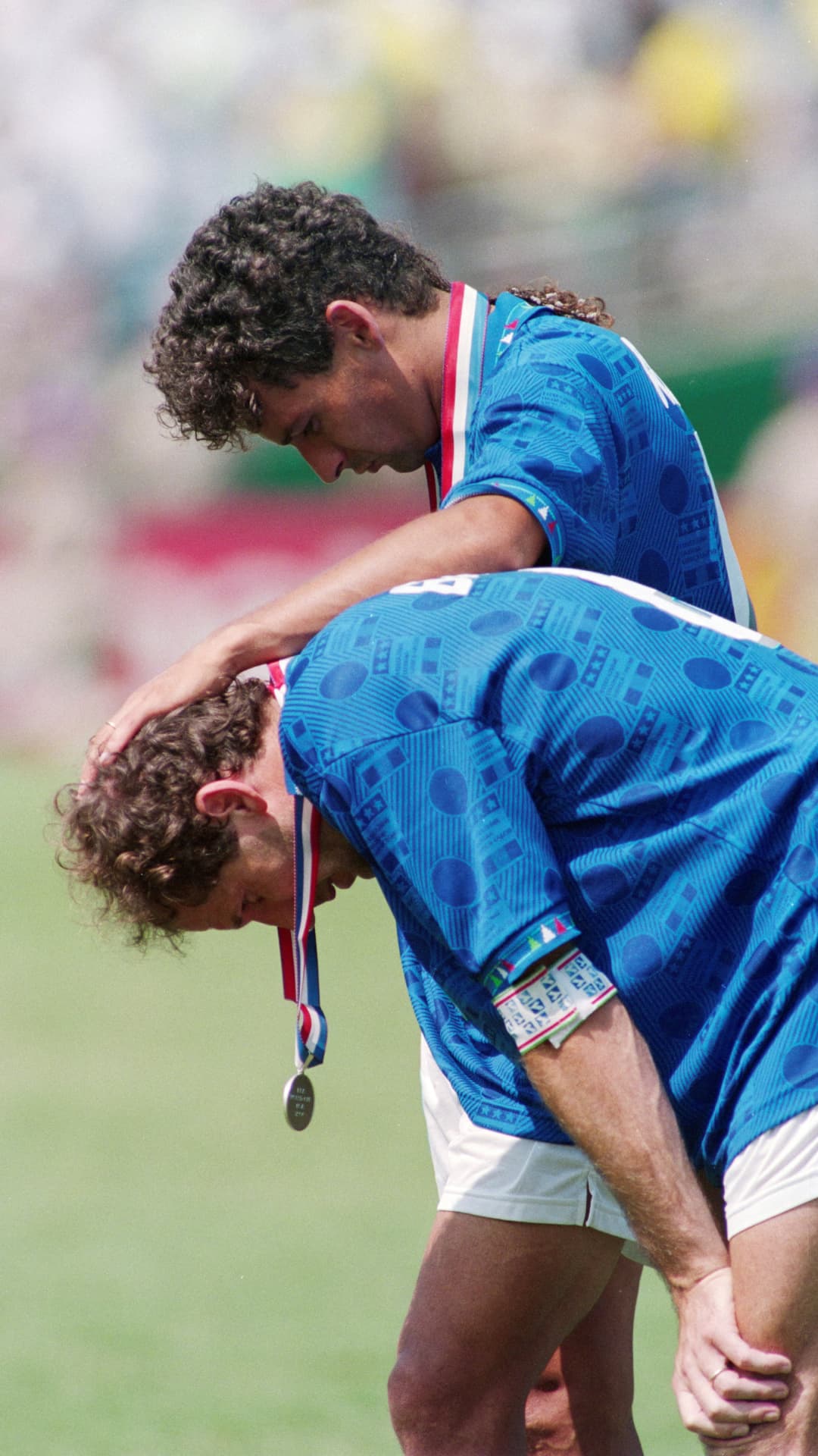 Roberto Baggio consuela a Franco Baresi tras perder la final del Mundial de 1994 ante Brasil