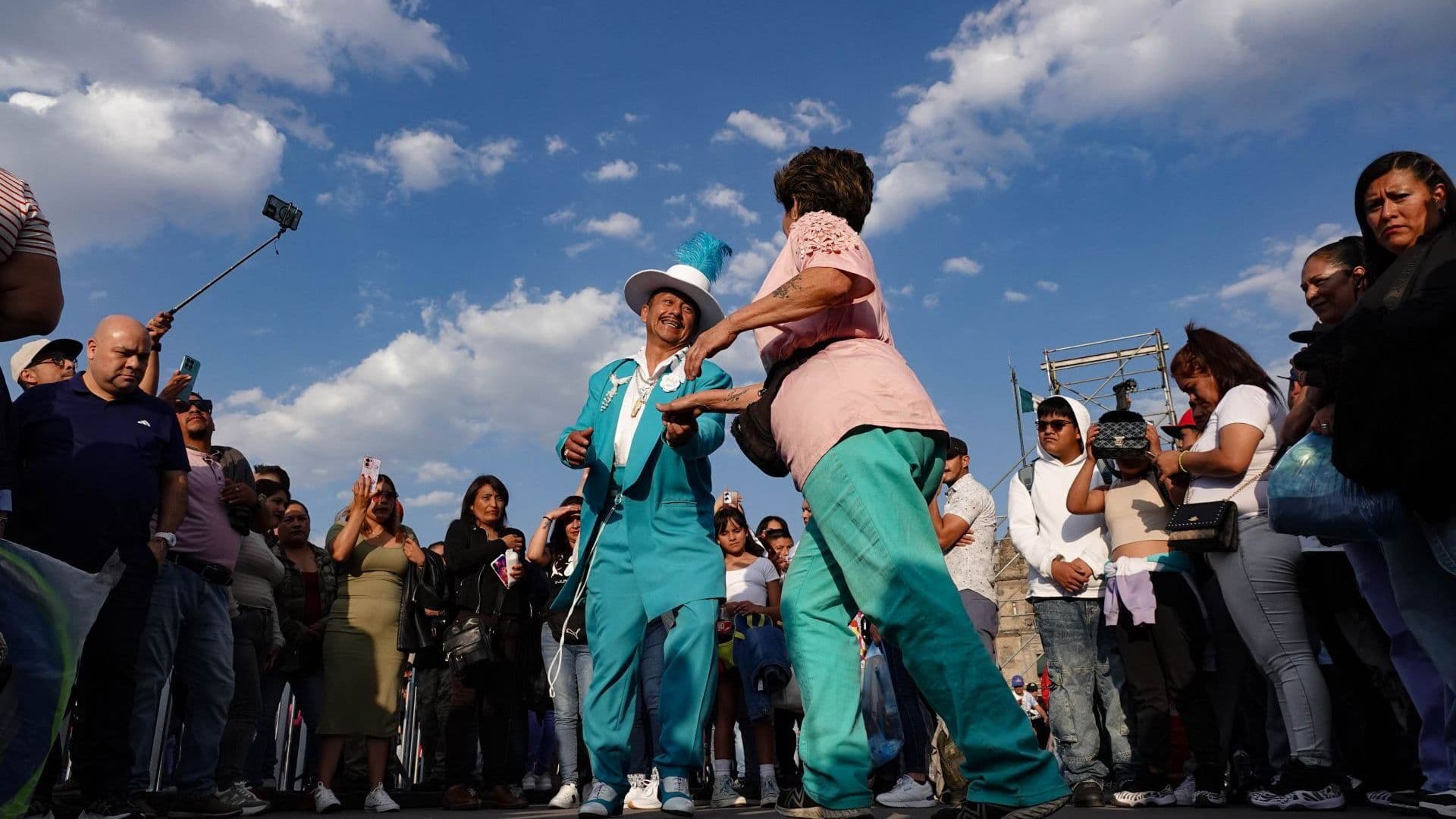 Personas bailando en calles de la CDMX.