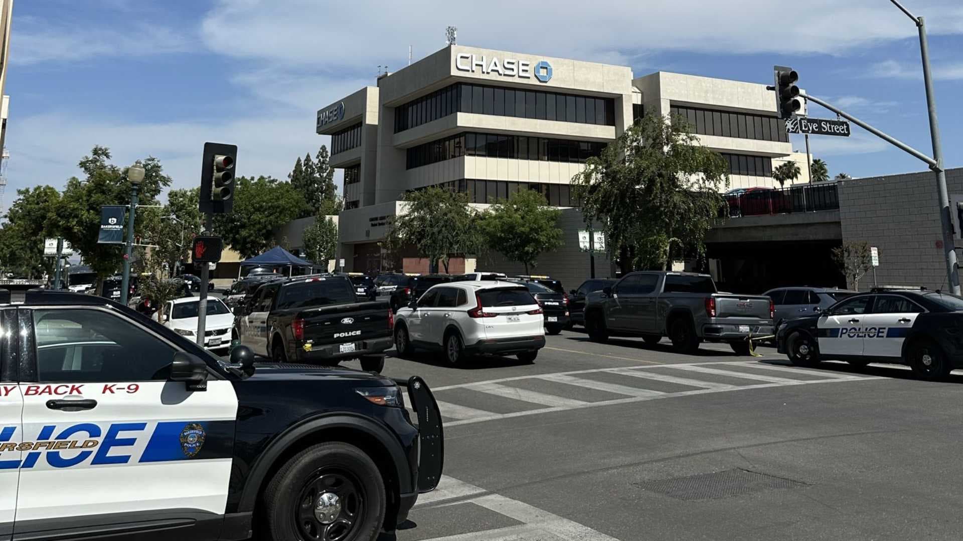 Hombre con Supuesta Bomba Atada al Pecho Toma un Rehén en un Banco de California, EUA
