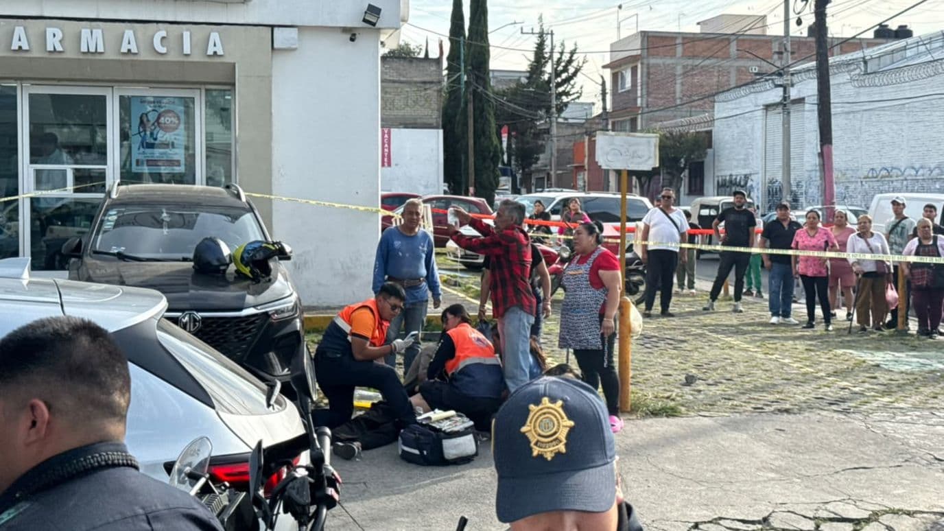 Vecinos ayudan a joven lesionado durante balacera en Ermita Iztapalapa