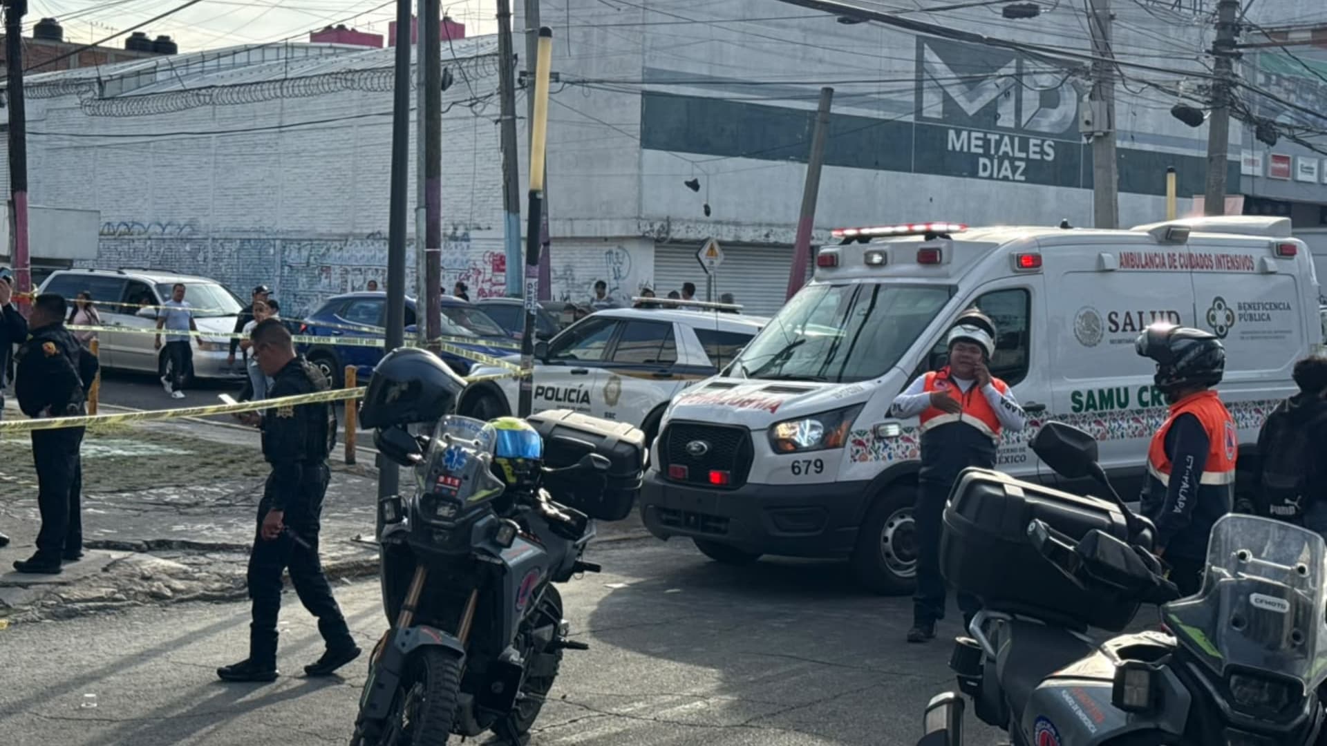 Servicios de emergencia custodian la zona donde quedaron los cuerpos de las víctimas de la balacera