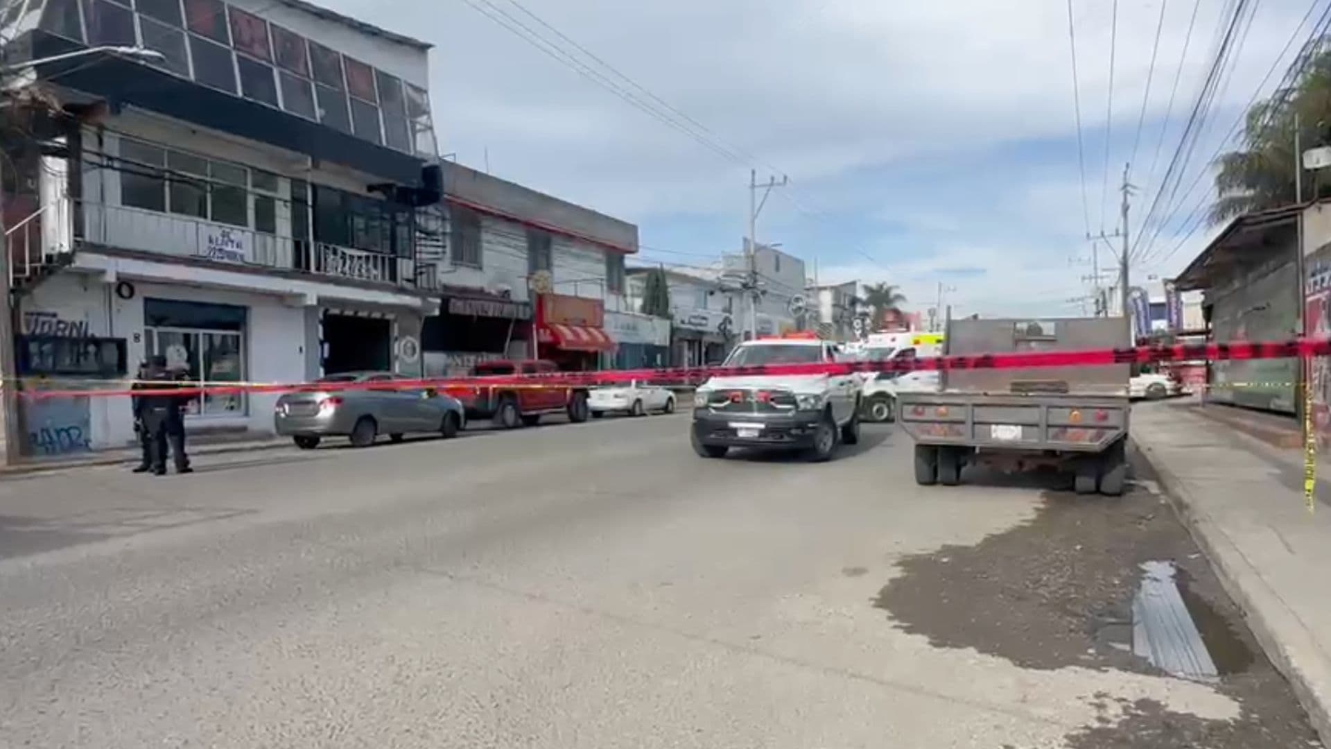 Policías acordonaron el área donde quedó el vehículo involucrado.