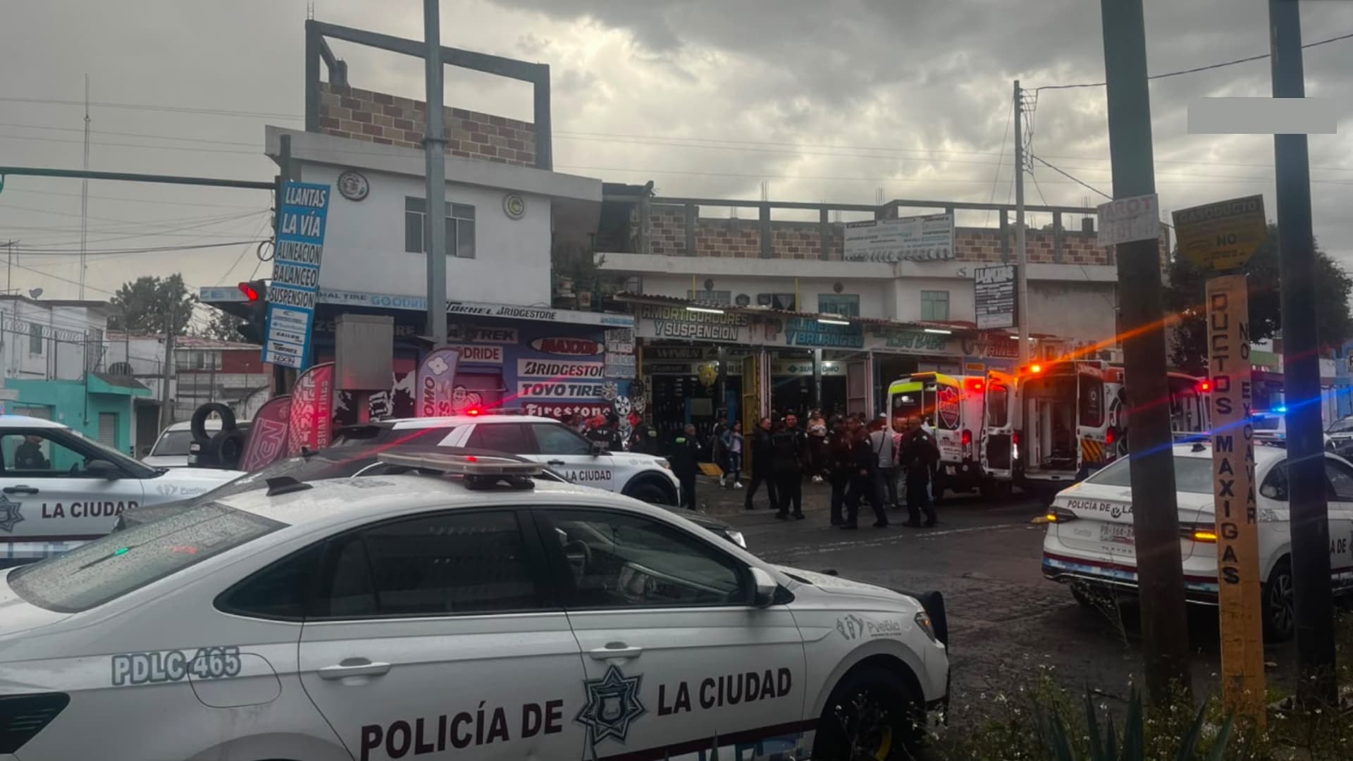 Balacera en ataque armado en taller mecánico deja heridos en Puebla.