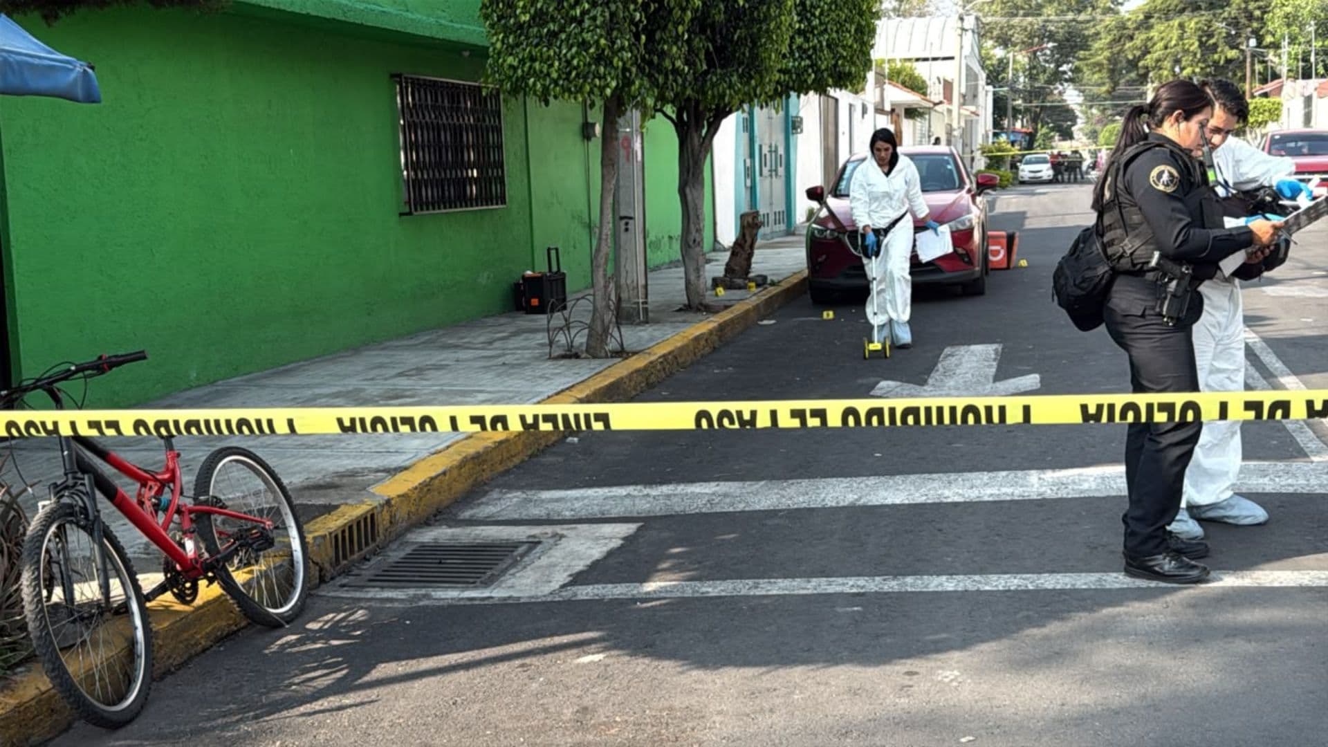 Servicios periciales levantando indicios tras el asesinato de un hombre en la colonia Del Mar