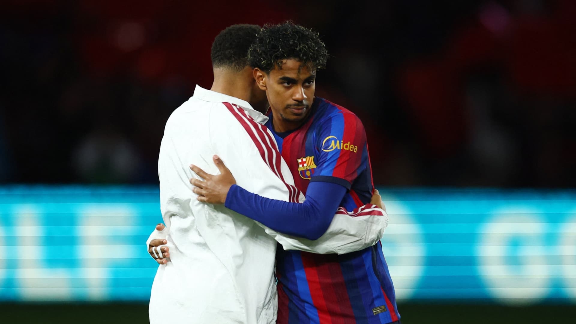 Lamine Yamal y Kylian Mbappé durante El Clásico de LaLiga
