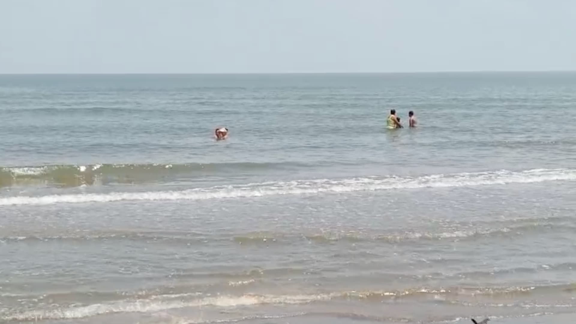 Los bañistas fueron atendidas por paramédicos . Foto: N+