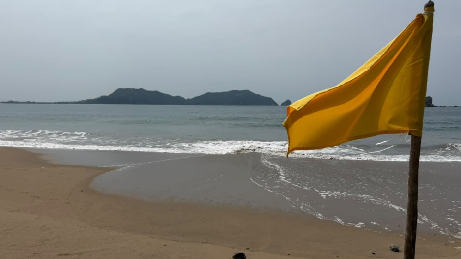 bandera amarilla en Puerto Melaque