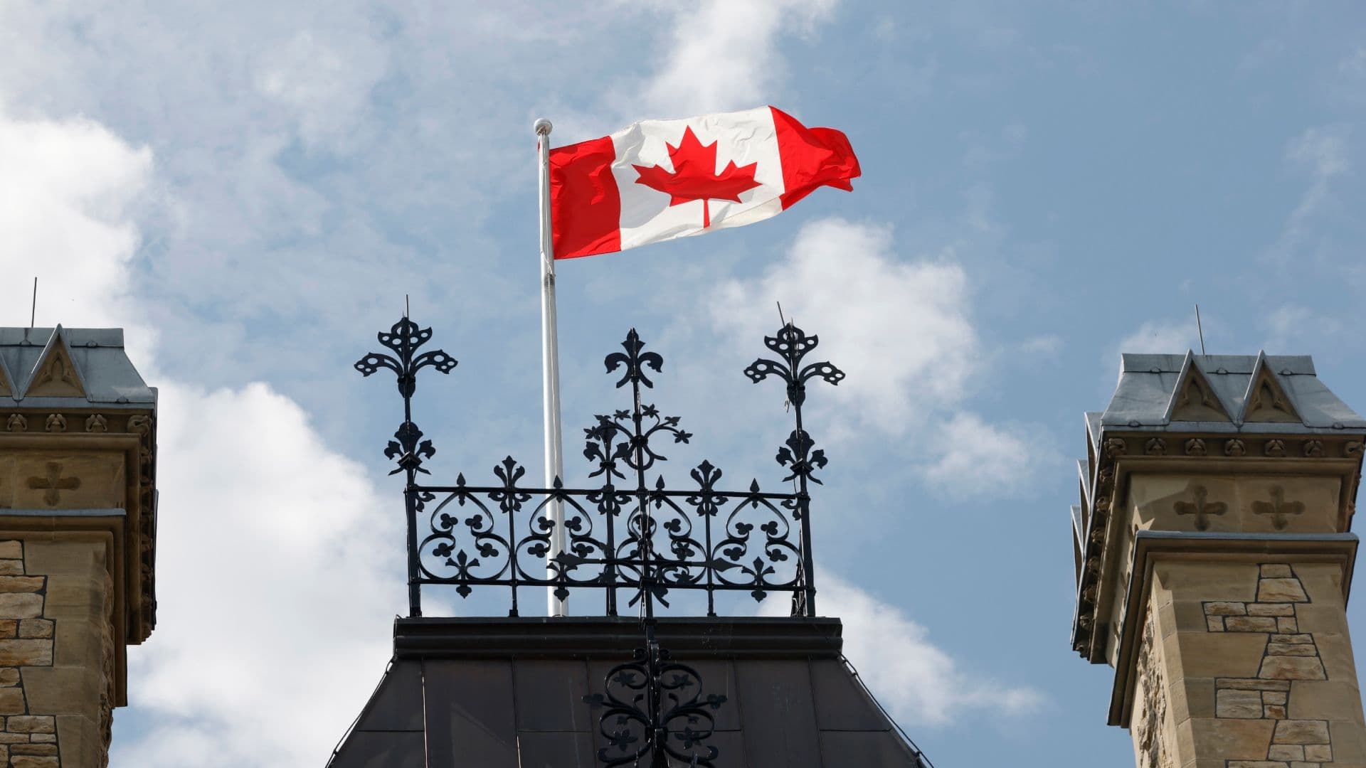 La bandera de Canadá en el Parlamento, Ottawa. Foto: AP