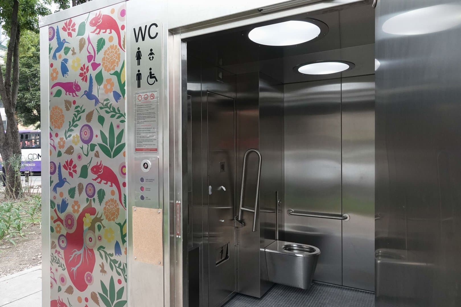 La CDMX prevé ampliar la red de baños inteligentes.