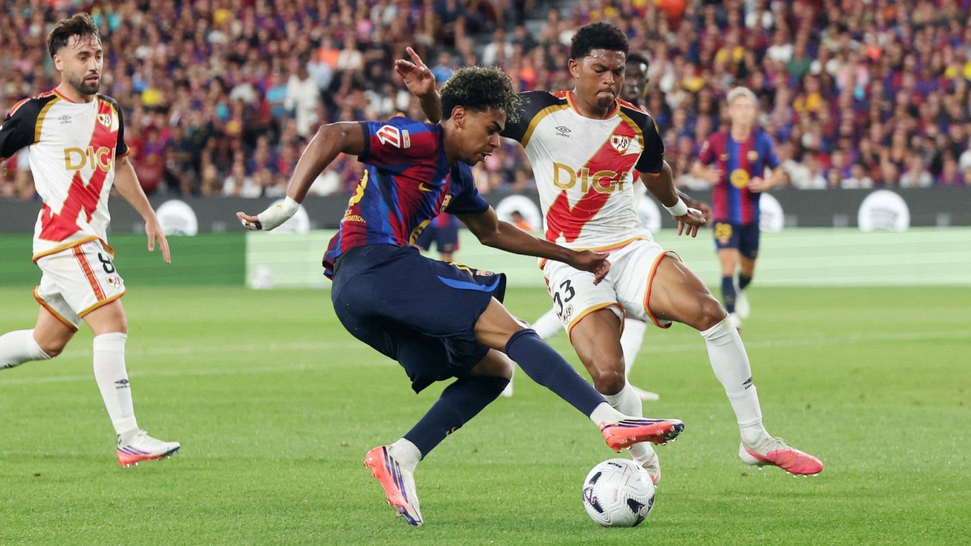 Lamine Yamal brilló en el duelo ante el Rayo Vallecano y aportó dos golazos de zurda.