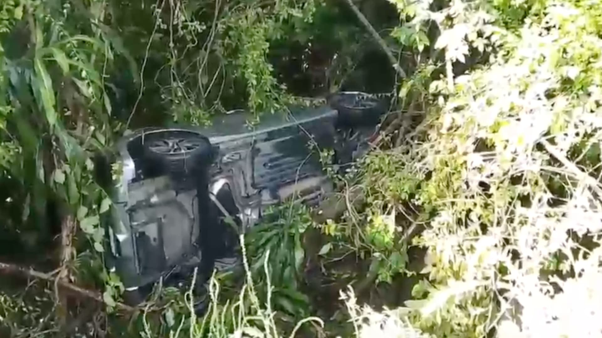 El auto fue encontrado horas después de haber caído al barranco en Córdoba. Foto: N+