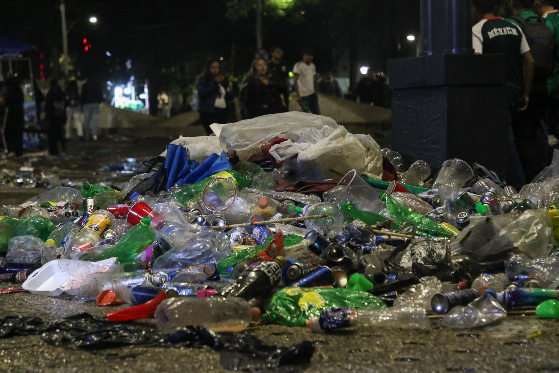 Toneladas de basura por festejos del partido México vs Chequia