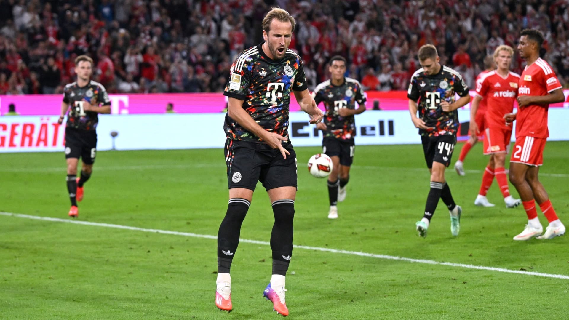 Karry Kane celebra su gol número 100 en su partido 98 de la Bundesliga.