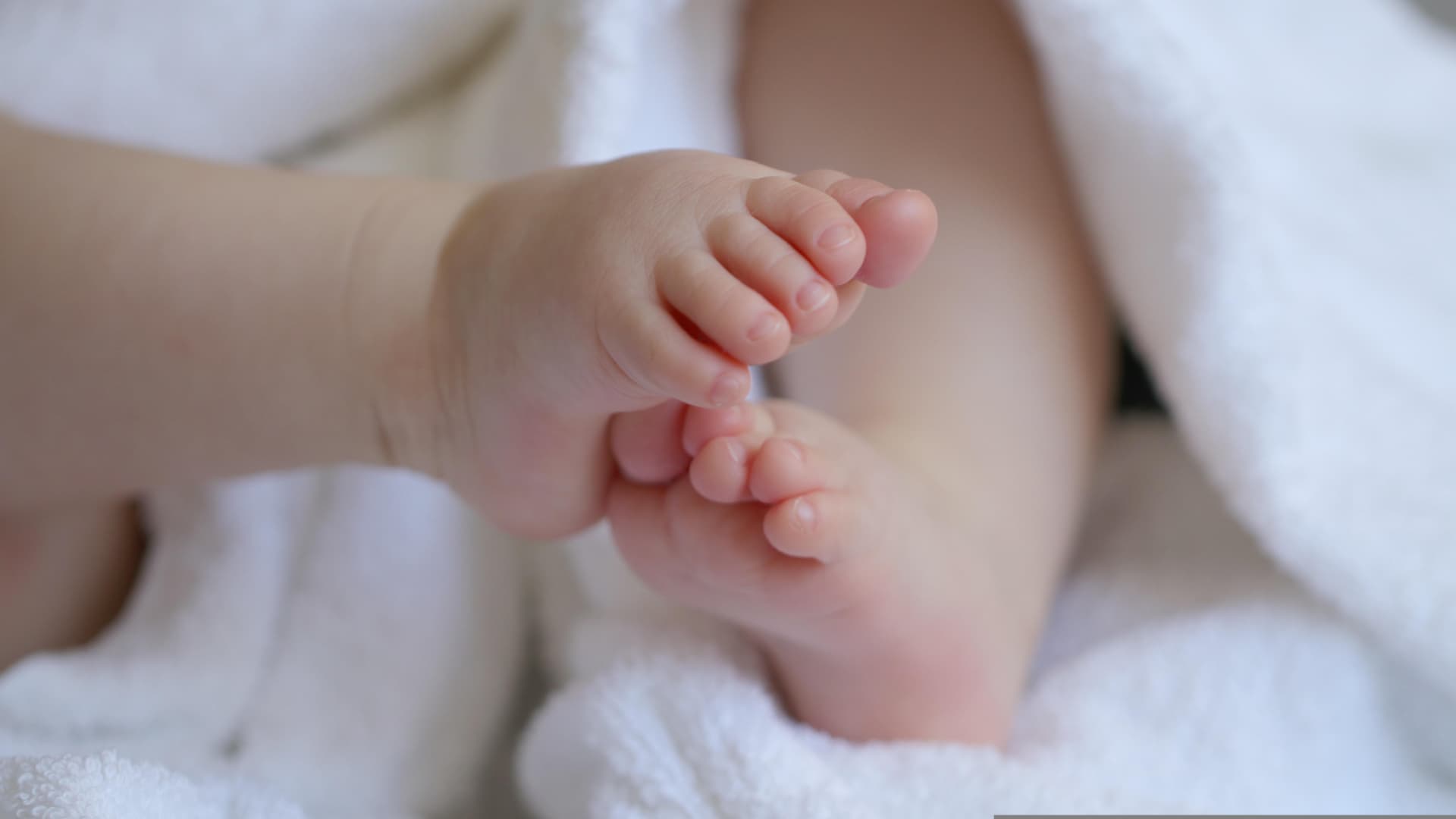 Vista de los pies de un bebé.
