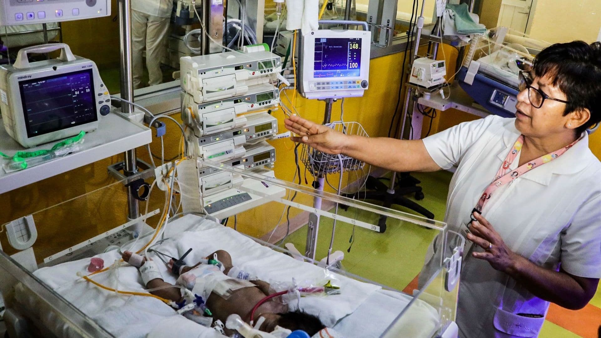 Personal medico en área de cuidados neonatales en hospital de México