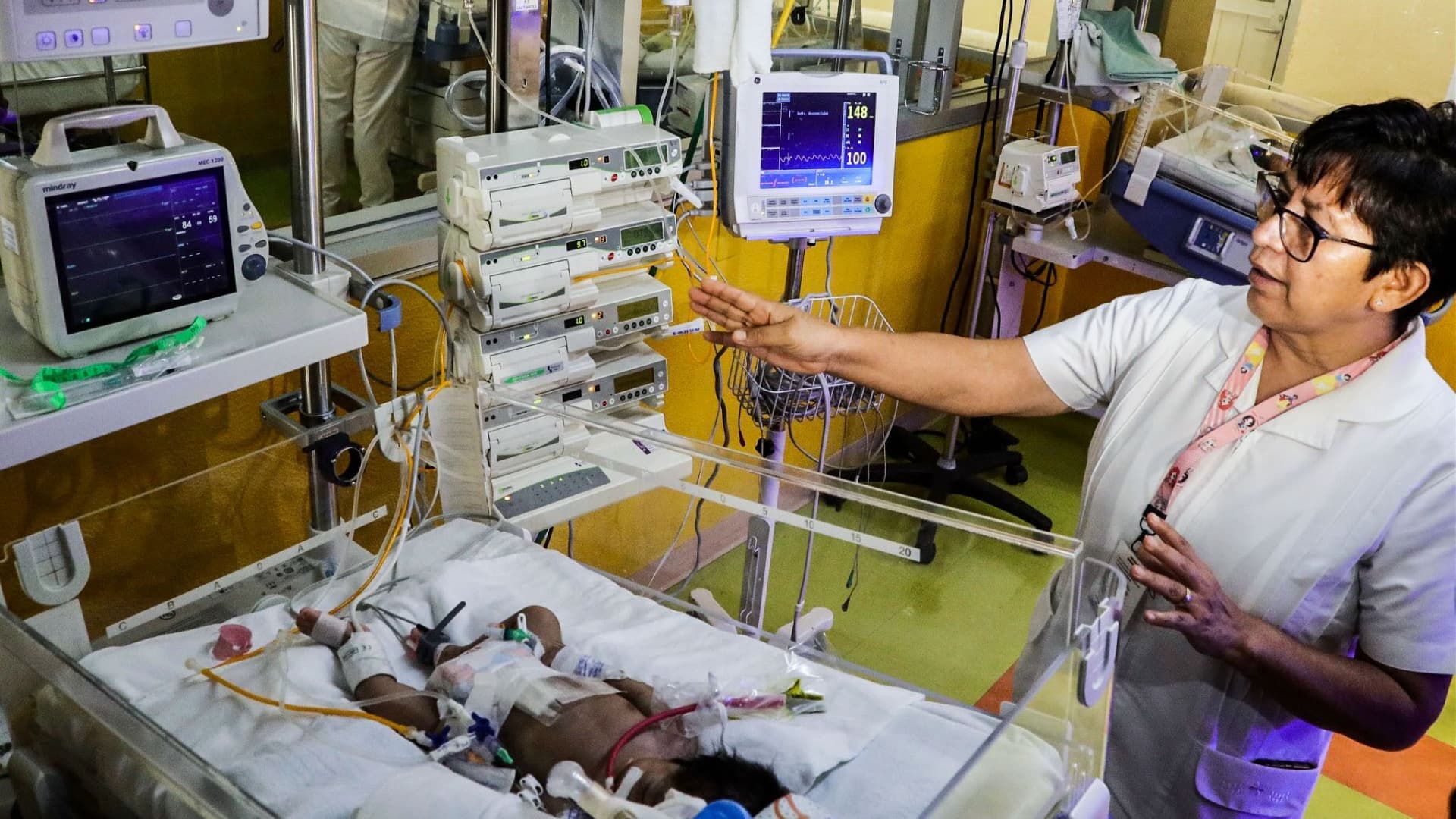 Personal medico en área de cuidados neonatales en hospital de México