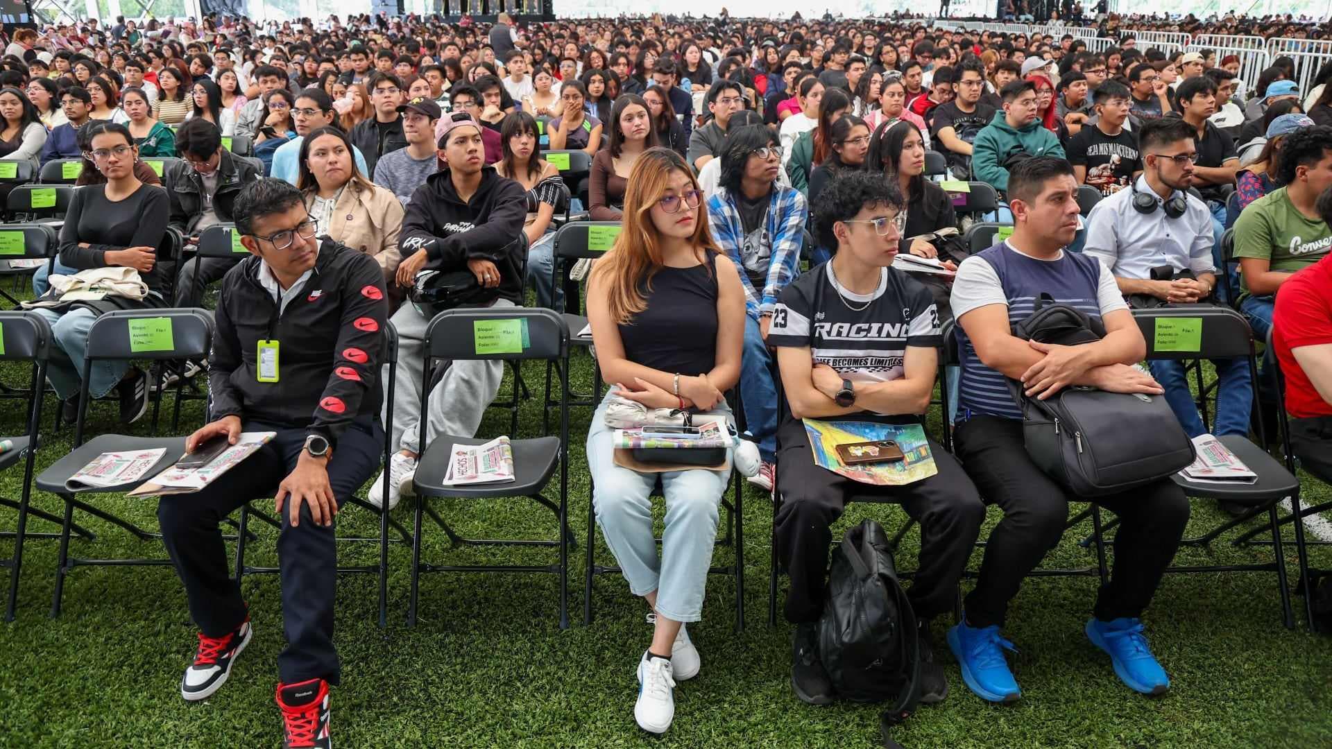 Universitarios durante entrega del apoyo para universitarios CDMX 2026