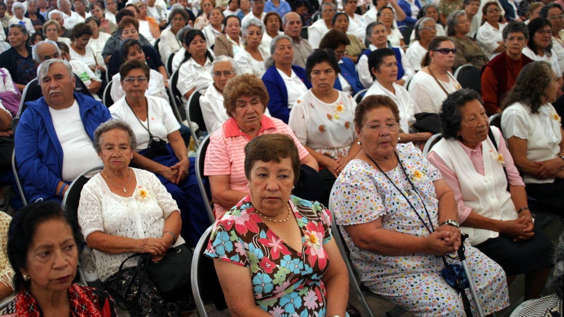 Hombres y Mujeres beneficiarios INAPAM. Cuáles son los beneficios que da la Tarjeta INAPAM.