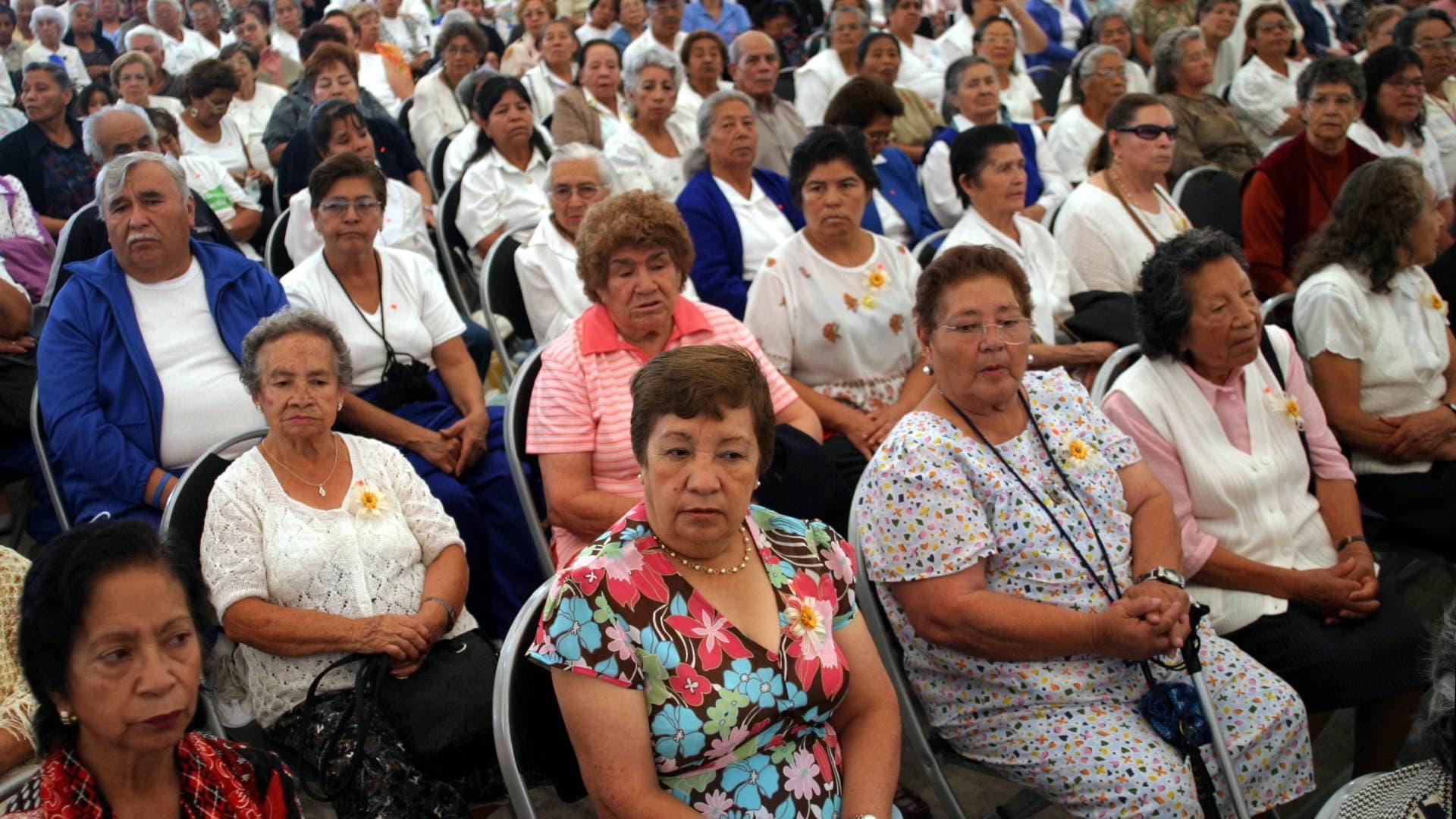 Hombres y Mujeres beneficiarios INAPAM. Cuáles son los beneficios que da la Tarjeta INAPAM.
