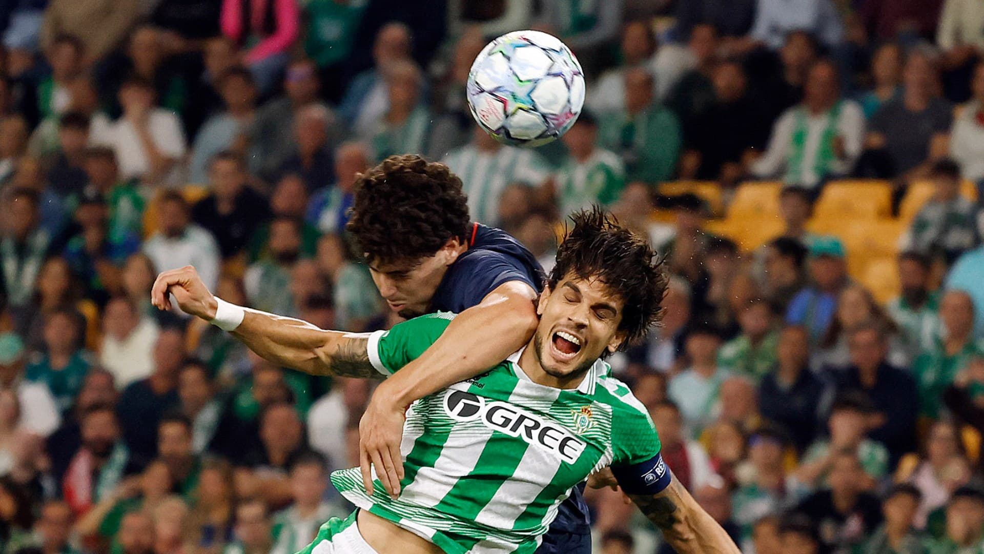 El Real Betis y el Feyenoord sostuvieron un duelo muy cerrado en el Estadio La Cartuja, casa del conjunto español.