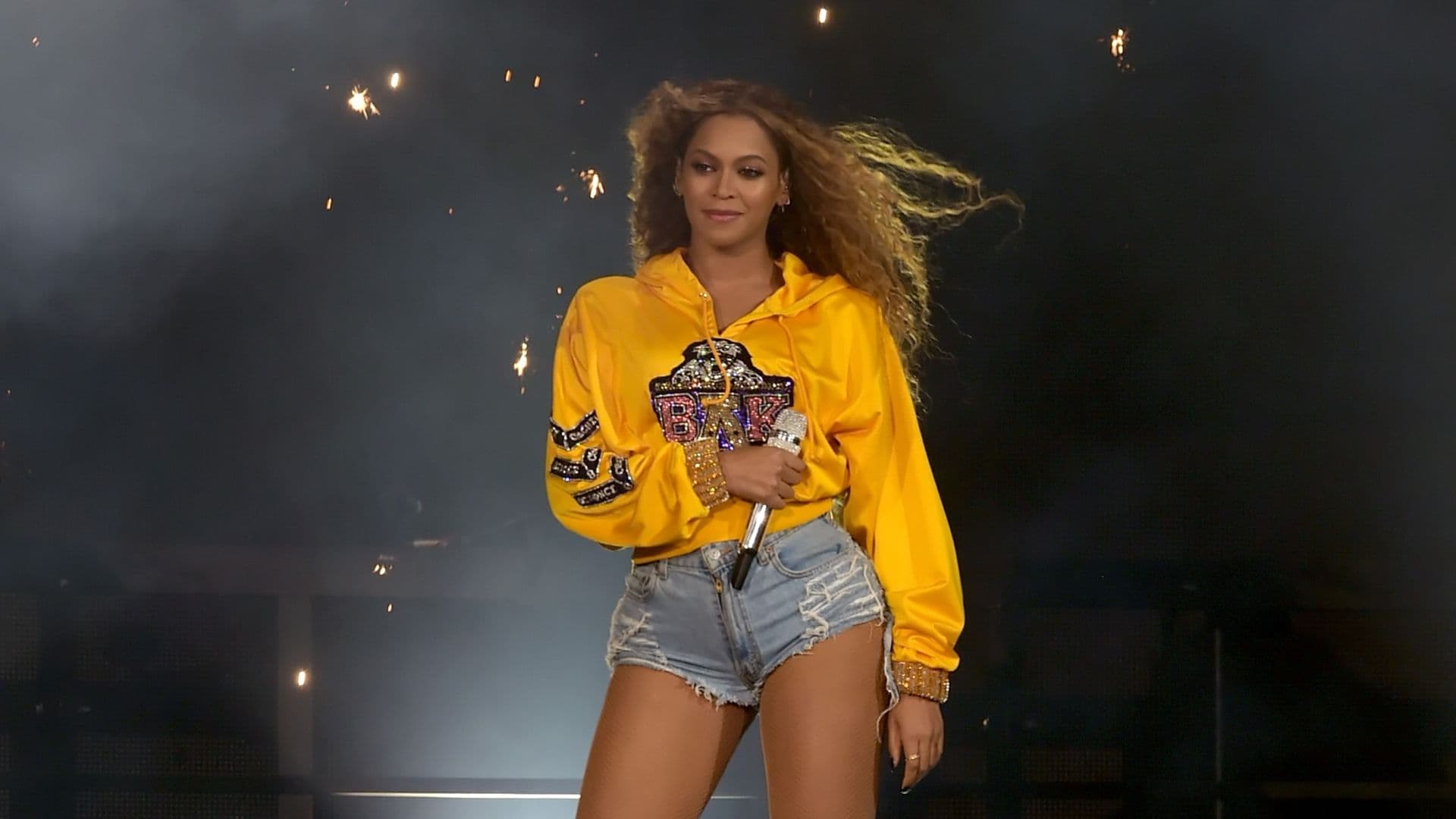 Beyoncé rinde tributo a dos leyendas de la música latina: Selena Quintanilla y Celia Cruz.