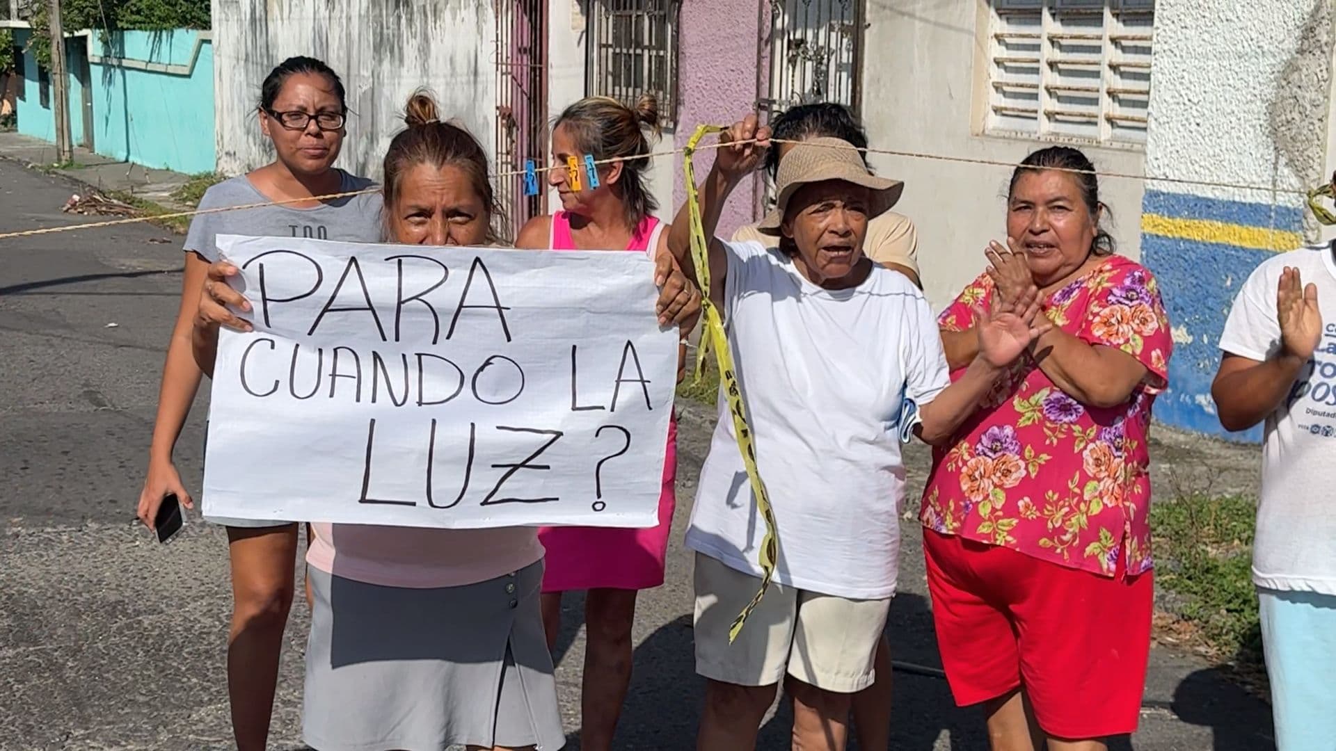 Bloquean Calles de Veracruz por Falta de Energía Eléctrica; Afectados Tienen Varios Días sin Luz