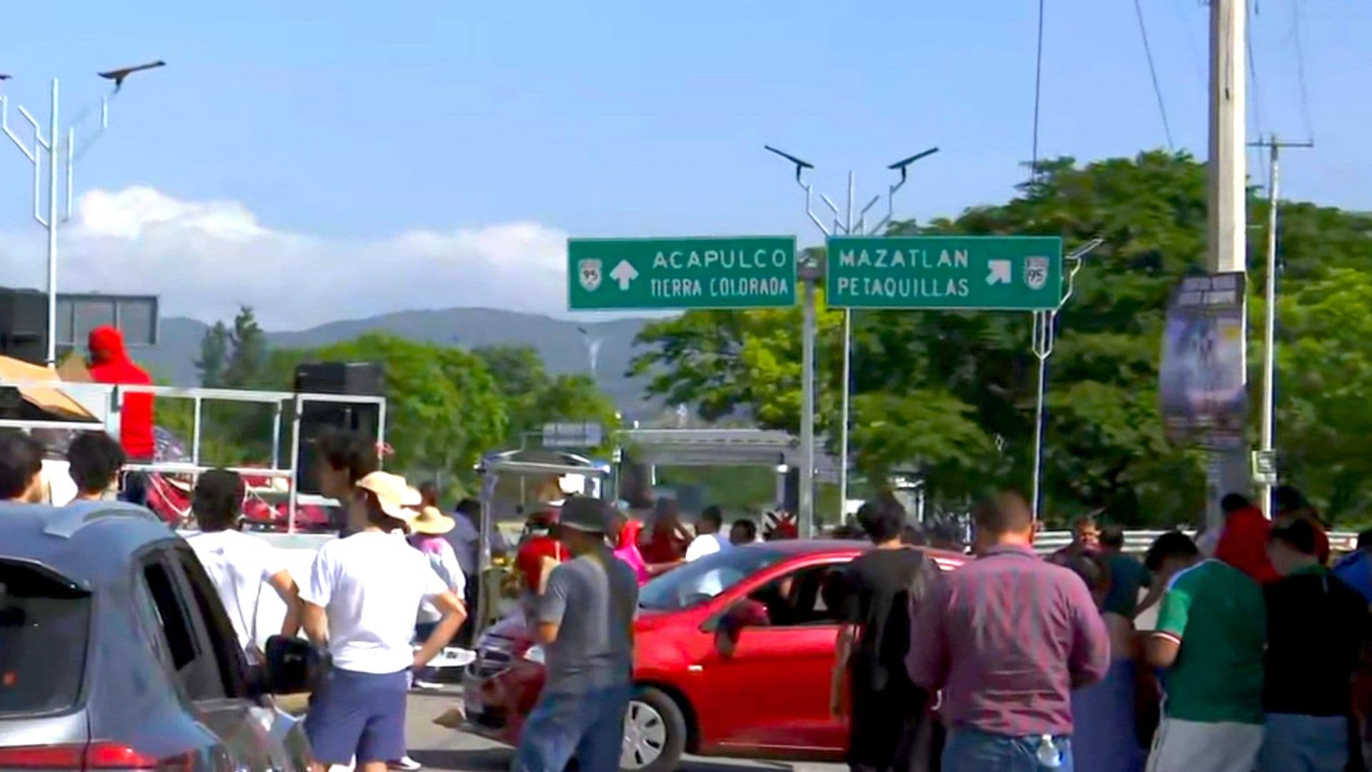 Un grupo de manifestantes mantiene un bloqueo en la Autopista del Sol en Guerrero