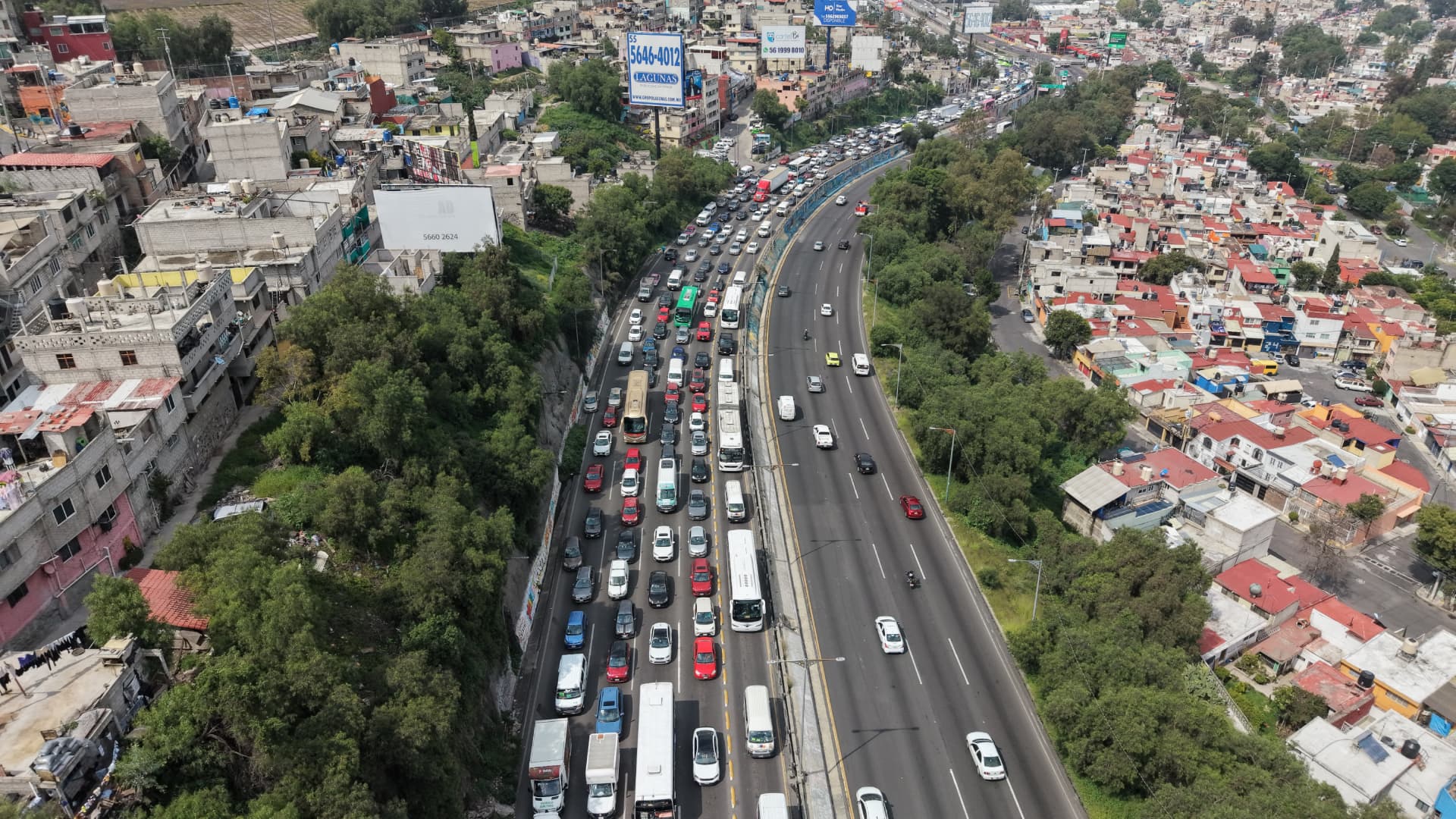 El bloqueo en la autopista México-Pachuca ha provocado severo caos vial