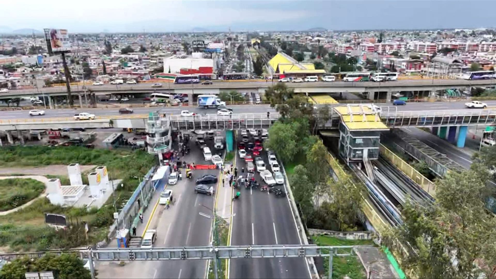 Las filas de autos varados comienzan desde el Metro Ecatepec de la Línea B