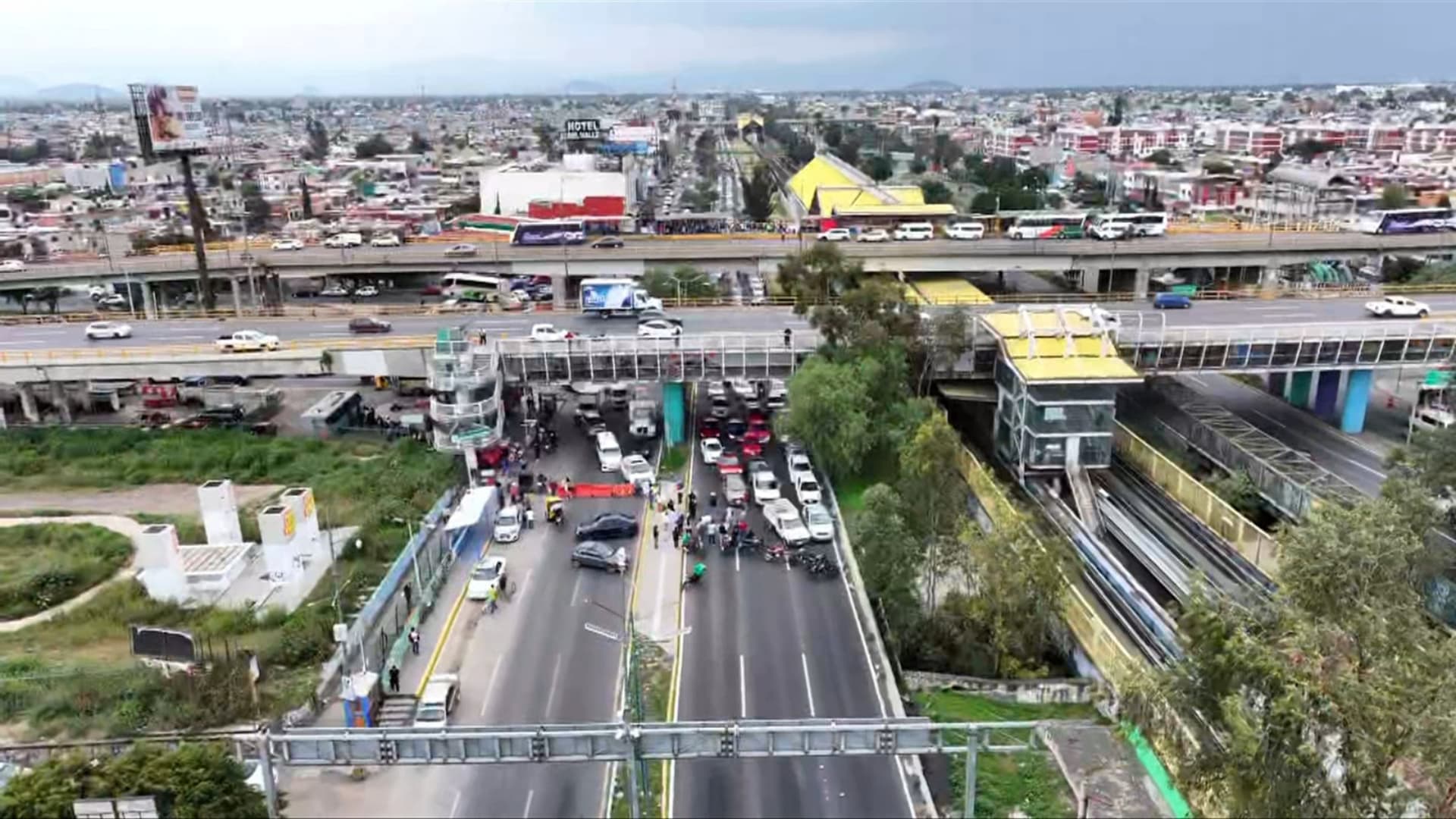 Bloqueo en Avenida Central Provoca Caos Vial en Ecatepec, Edomex