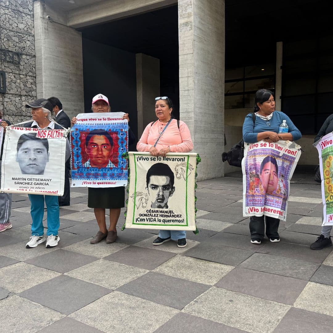 Manifestación por el caso Ayotzinapa en edificio Héctor Fix Zamudio de la CNDH
