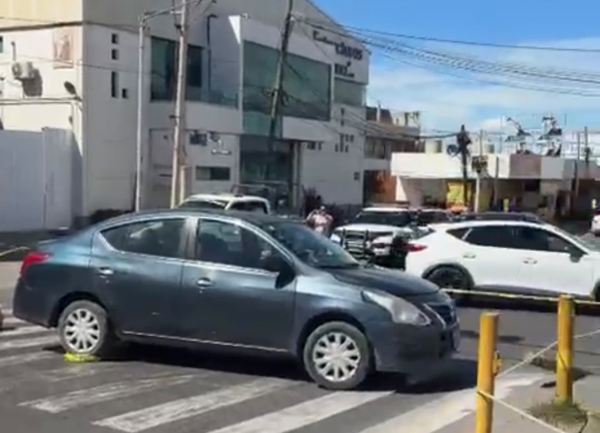 Los manifestantes mantuvieron cerrado el paso con piedras sobre el camino.