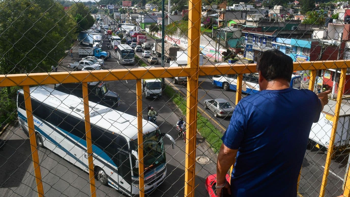 Hombre observa bloqueos en carreteras por Paro de Transportistas en México