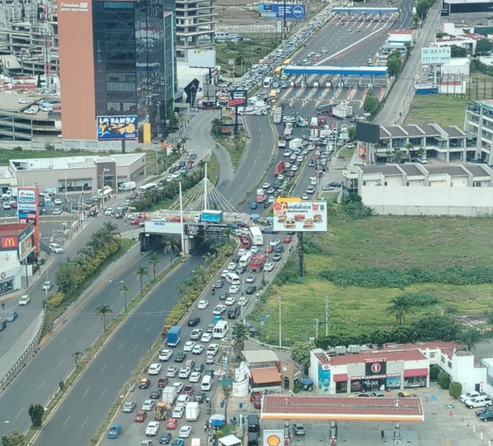 Se paraliza el tránsito en la Vía Atlixcáyotl.
