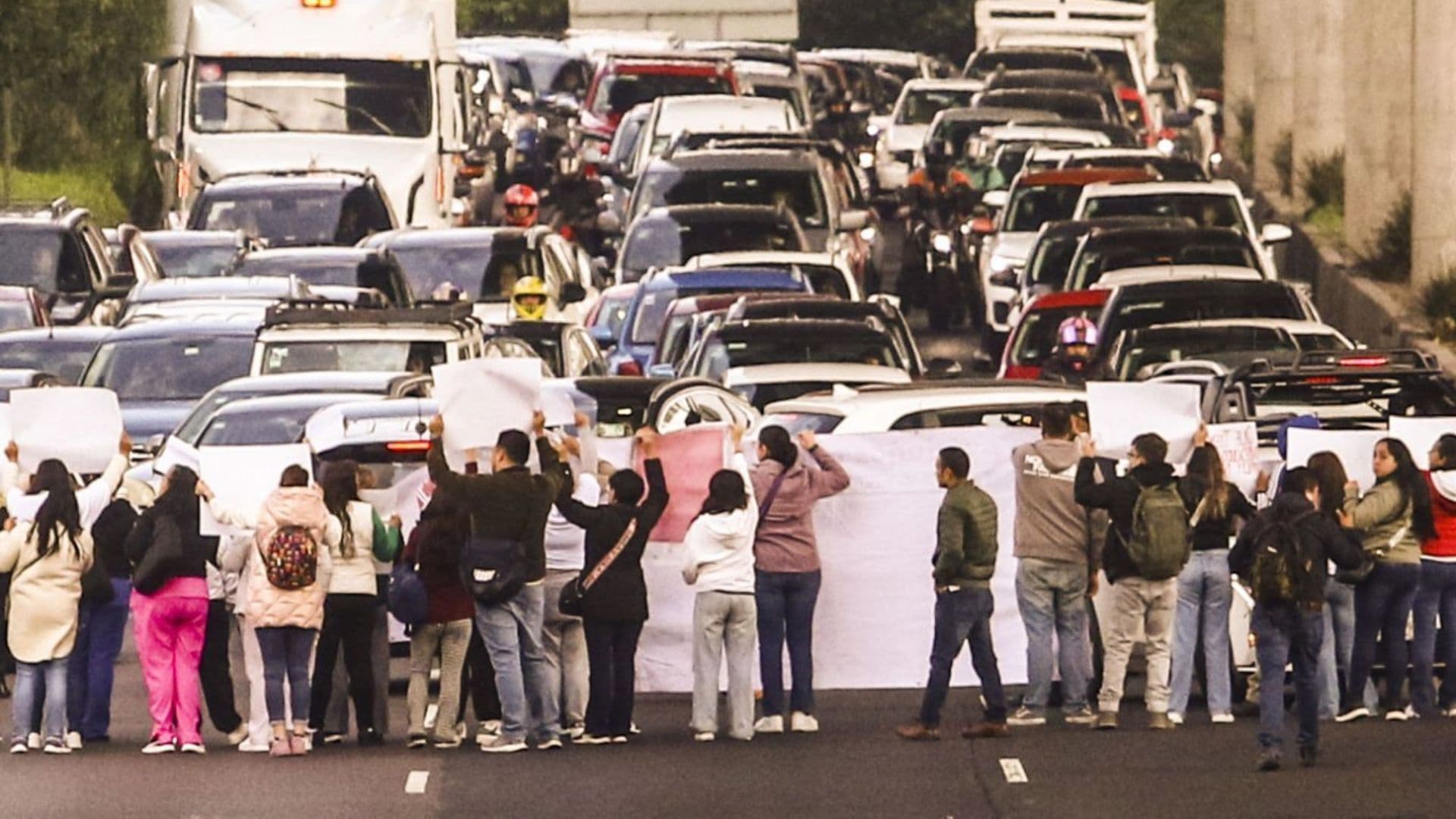 Bloqueo en Periférico Sur en la Ciudad de México.